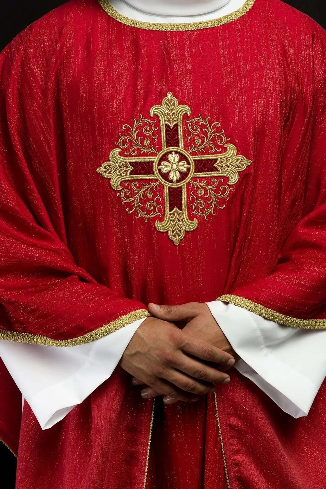 Casulla roja con motivo de cruz bordada en tela decorativa