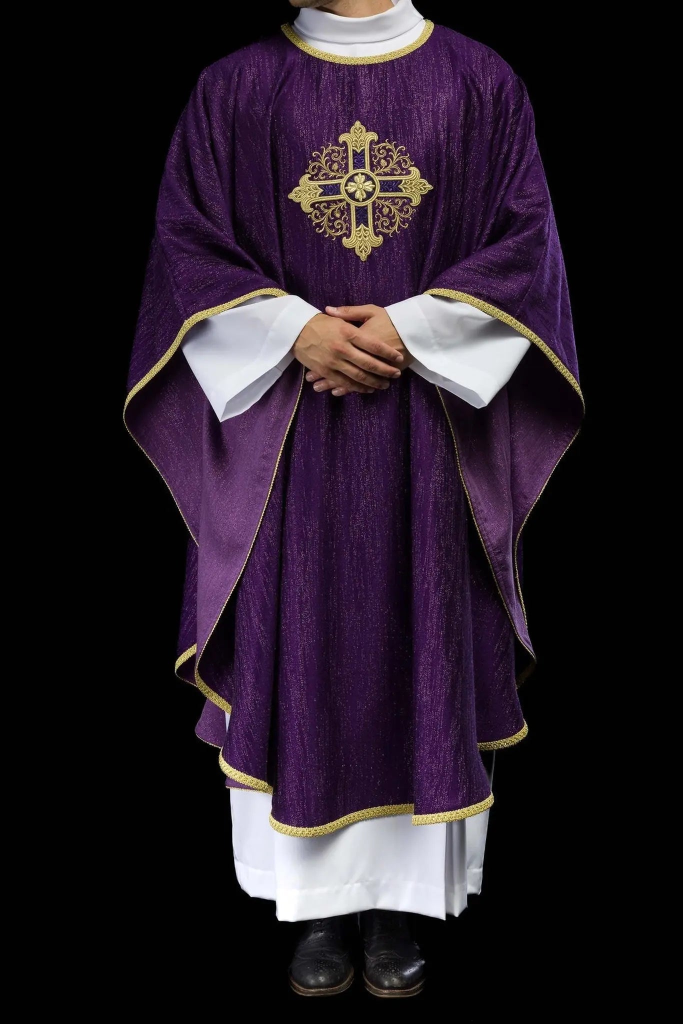 Casulla litúrgica púrpura con un motivo de cruz bordada en tela decorativa