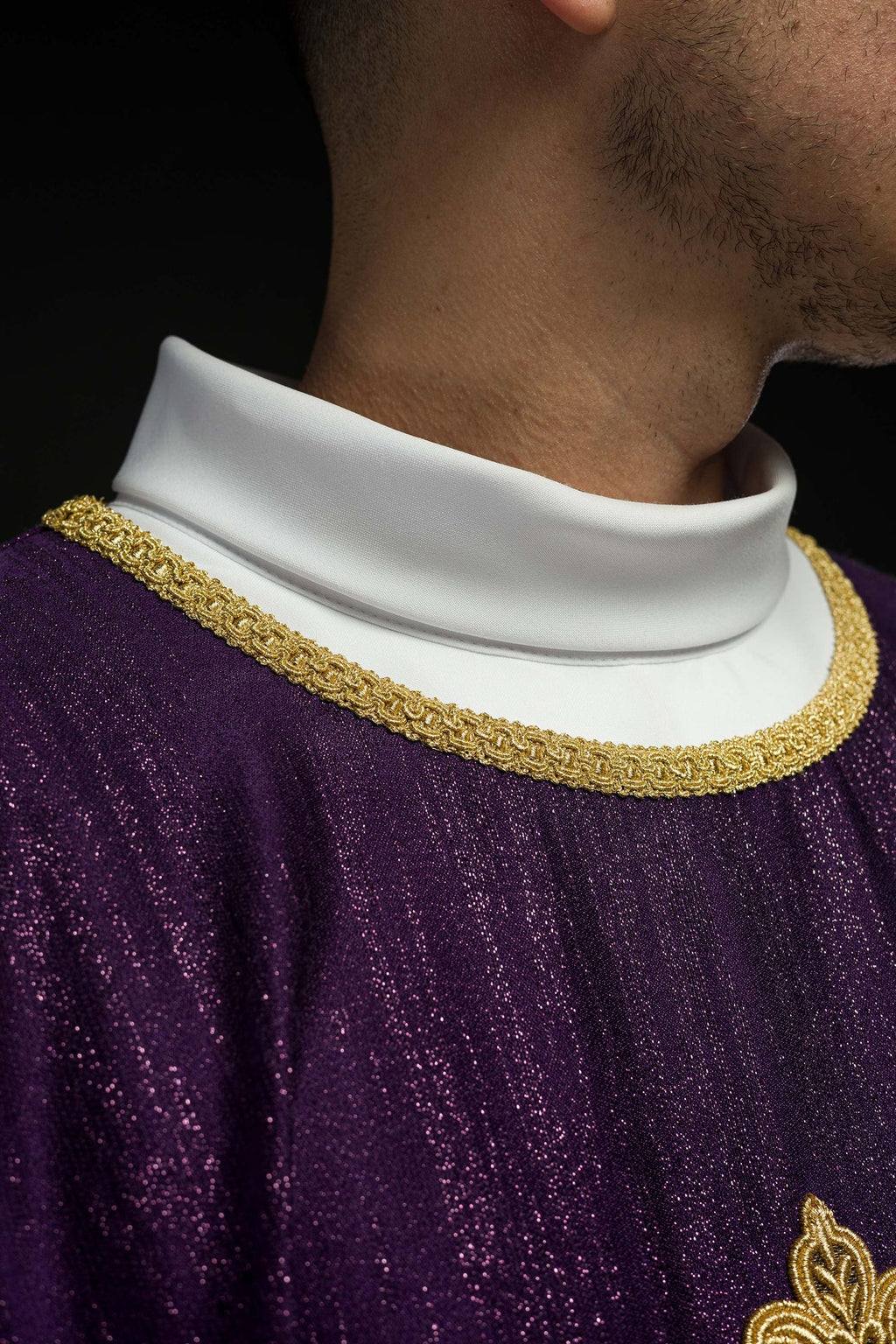 Fioletowy ornat z haftowanym motywem krzyża na ozdobnej tkaninie - ORNATY.PL