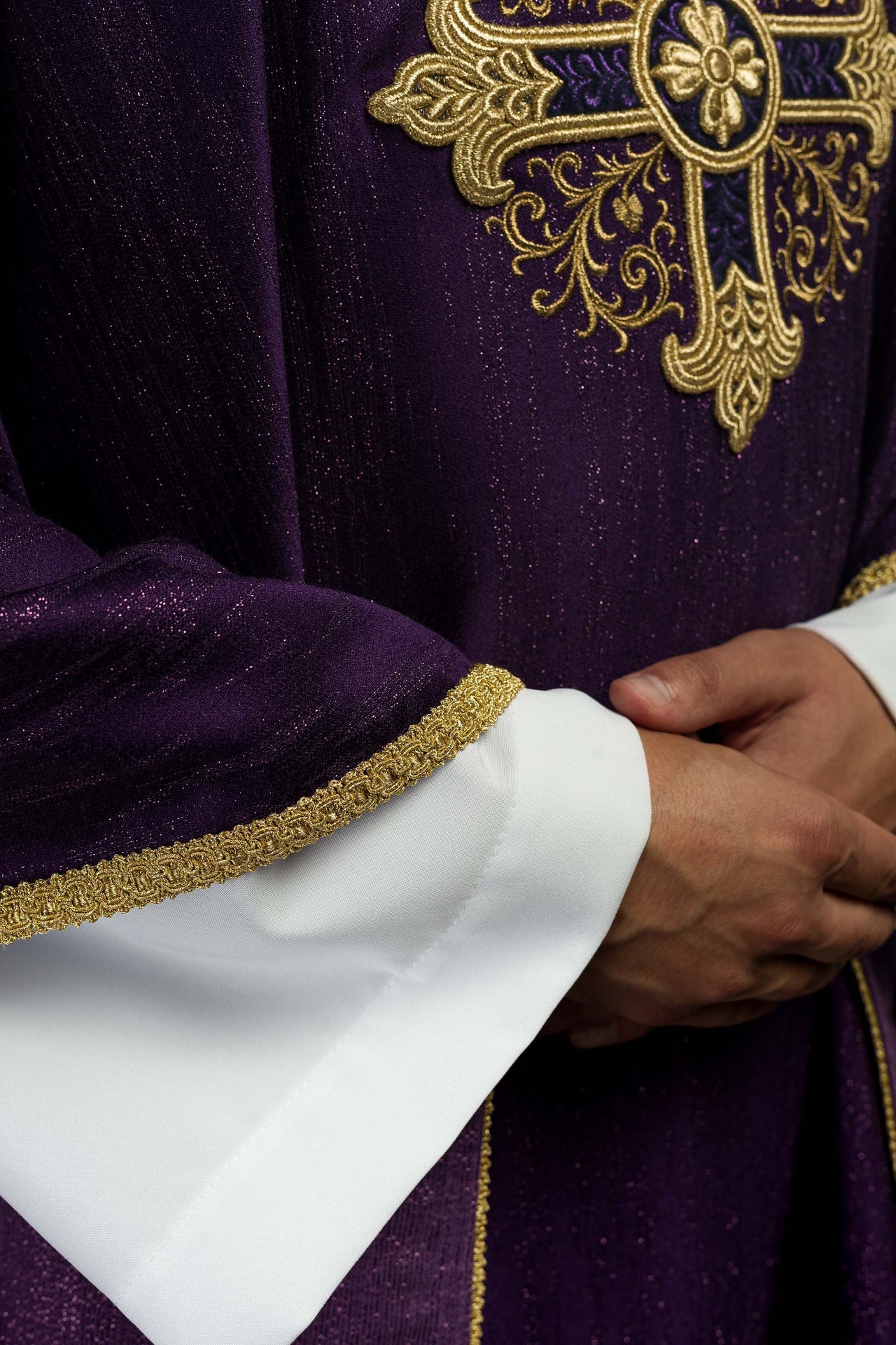 Fioletowy ornat z haftowanym motywem krzyża na ozdobnej tkaninie - ORNATY.PL