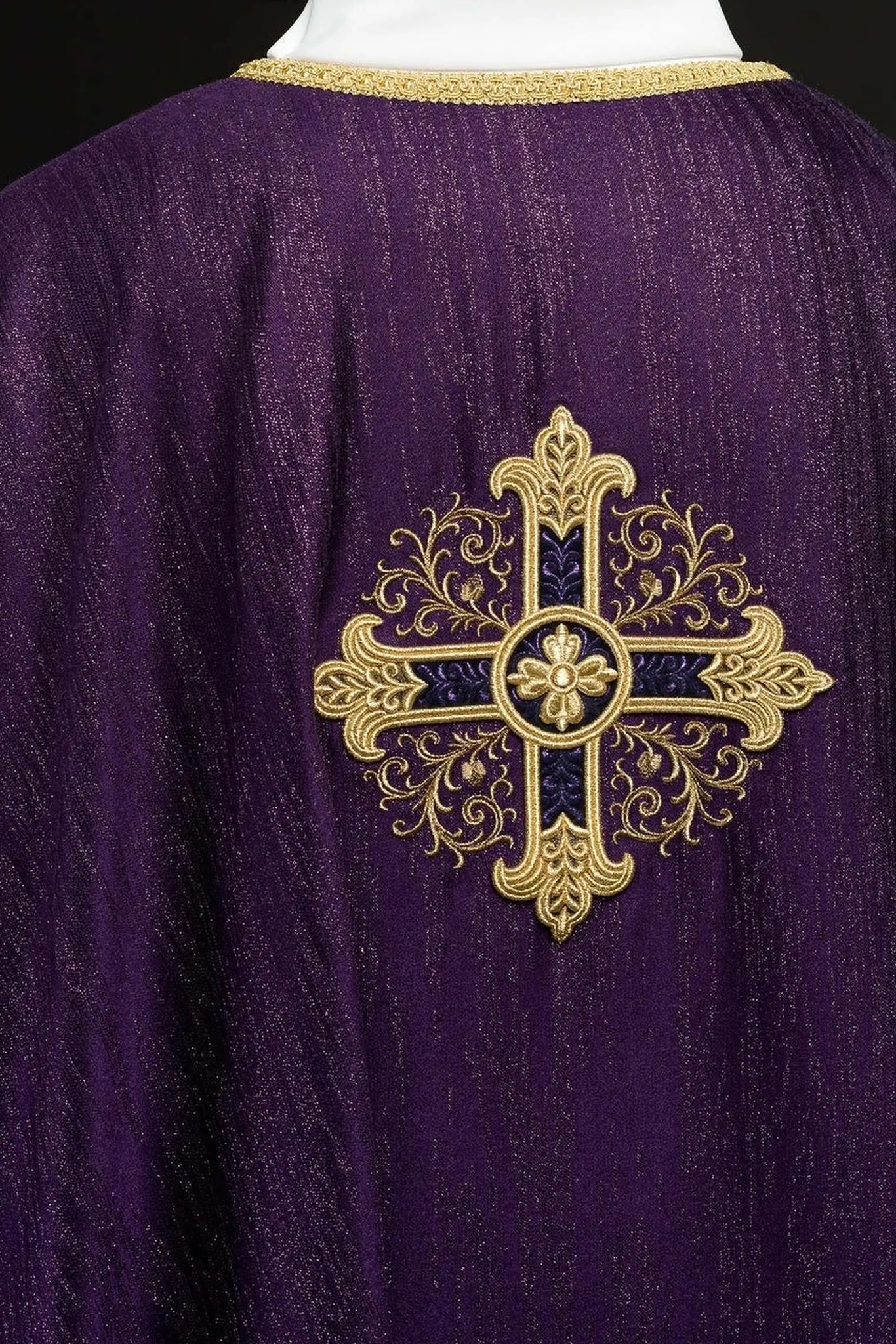 Casulla litúrgica púrpura con un motivo de cruz bordada en tela decorativa
