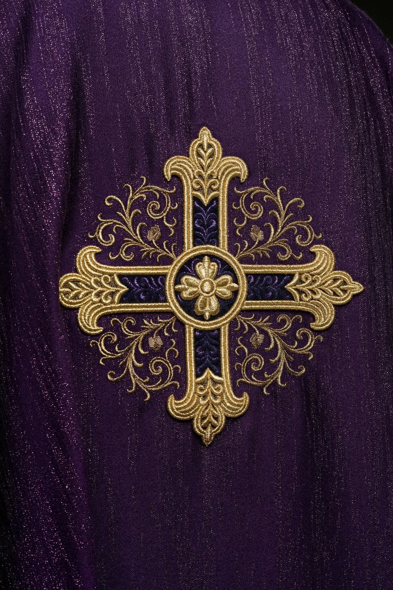 Casulla litúrgica púrpura con un motivo de cruz bordada en tela decorativa