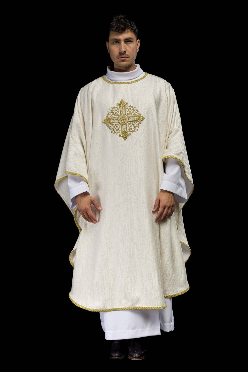 Ecru ornat z haftowanym motywem krzyża na ozdobnej tkaninie - ORNATY.PL