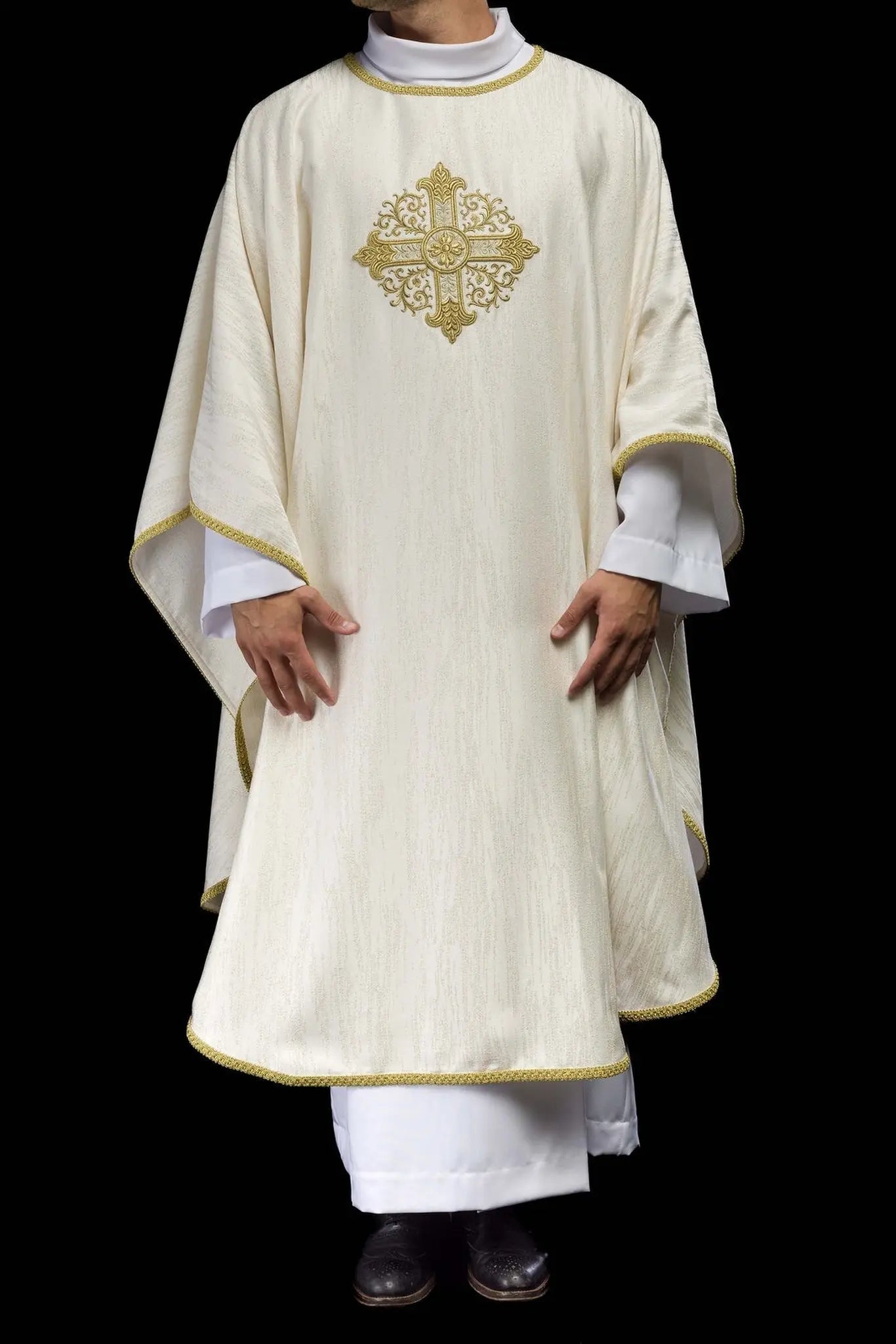 Casulla ecru con motivo de cruz bordada en tela decorativa