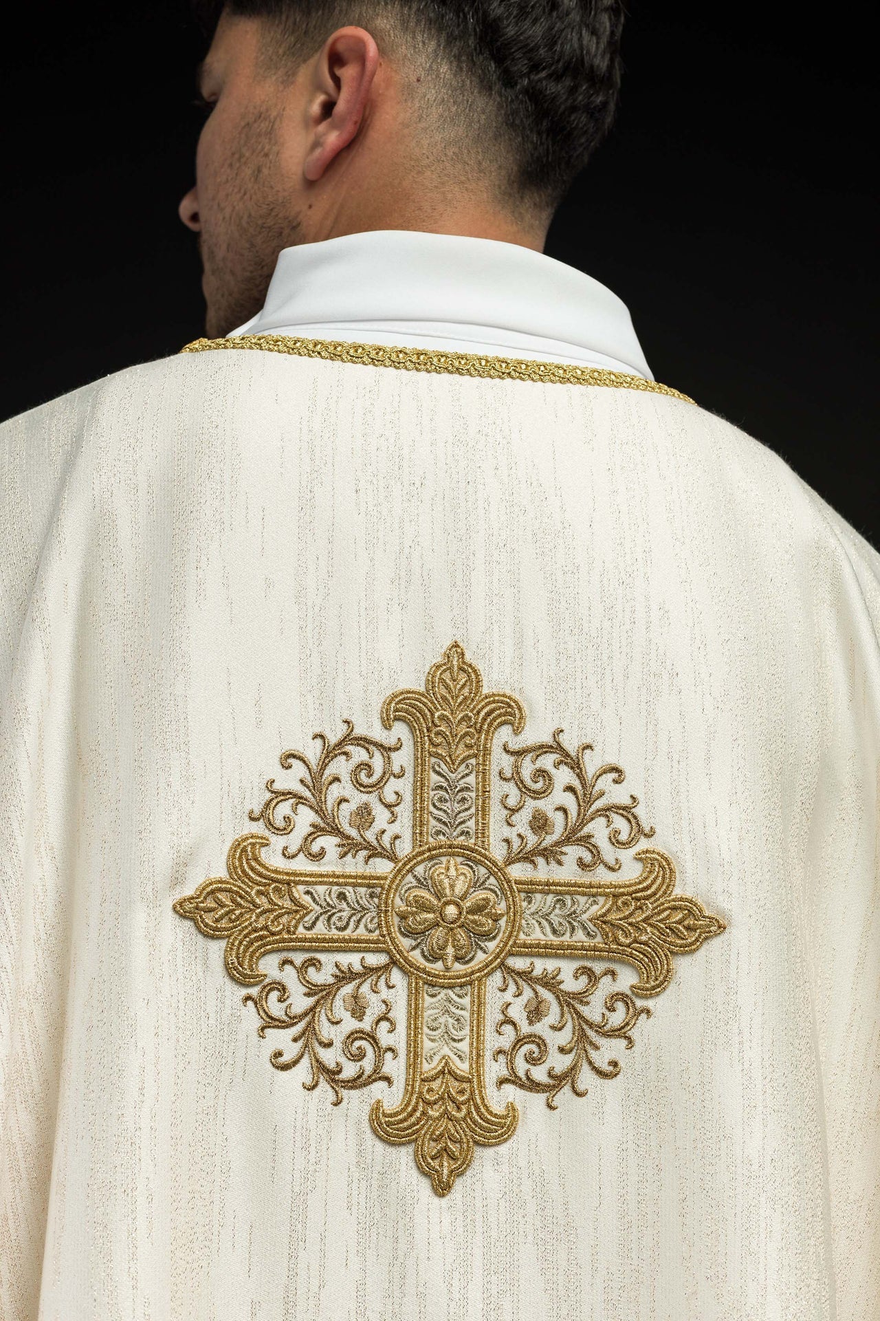 Ecru ornat z haftowanym motywem krzyża na ozdobnej tkaninie - ORNATY.PL