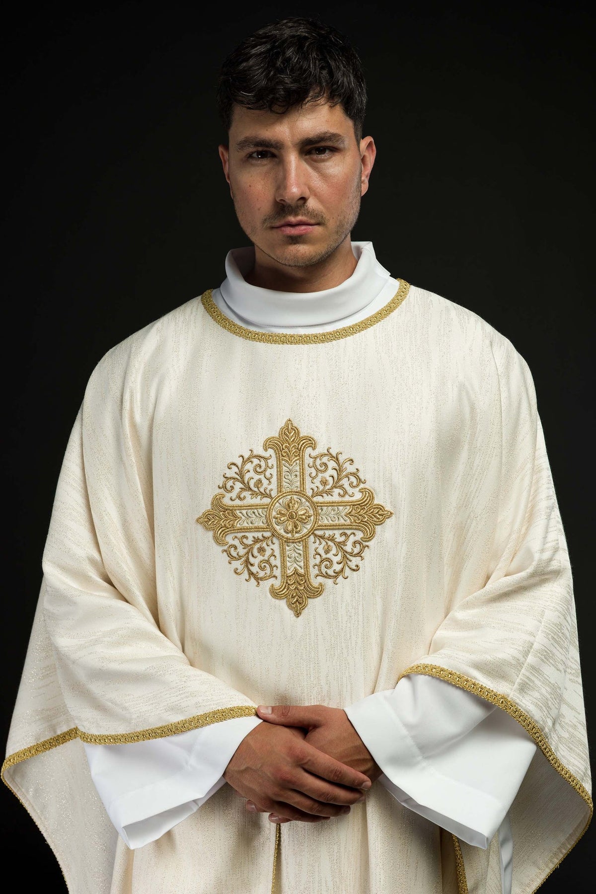 Ecru ornat z haftowanym motywem krzyża na ozdobnej tkaninie - ORNATY.PL