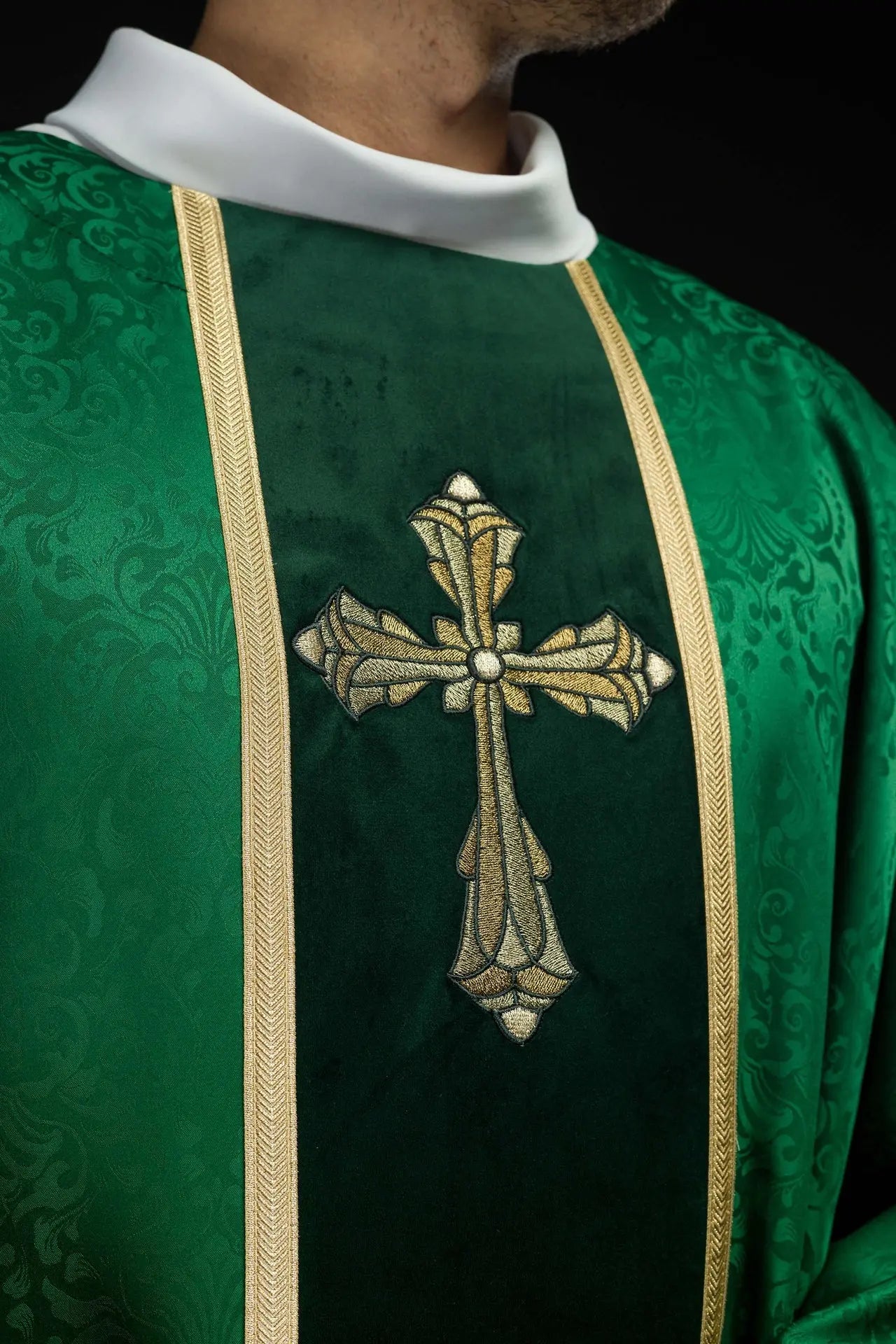 Casulla litúrgica verde con banda y cruz bordada en tela jacquard
