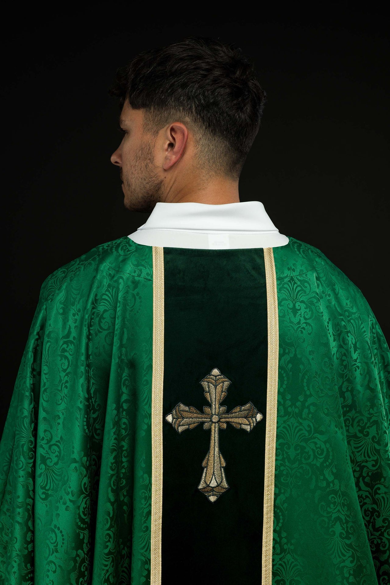 Ornat liturgiczny zielony z pasem i haftem krzyża na tkaninie żakardowej - ORNATY.PL