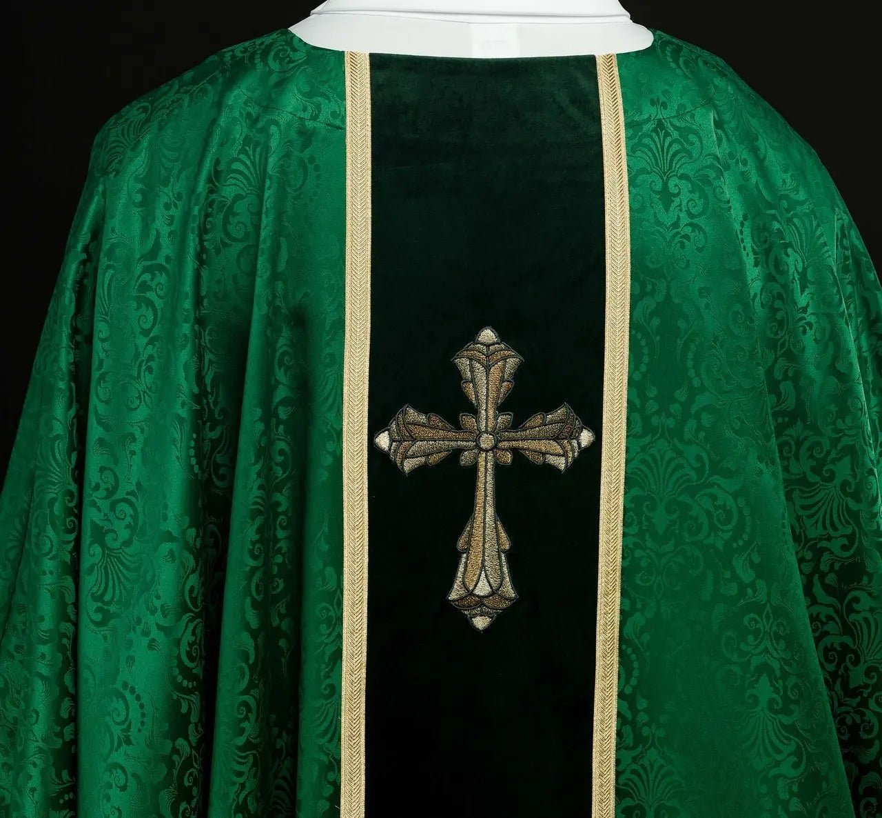 Casulla litúrgica verde con banda y cruz bordada en tela jacquard