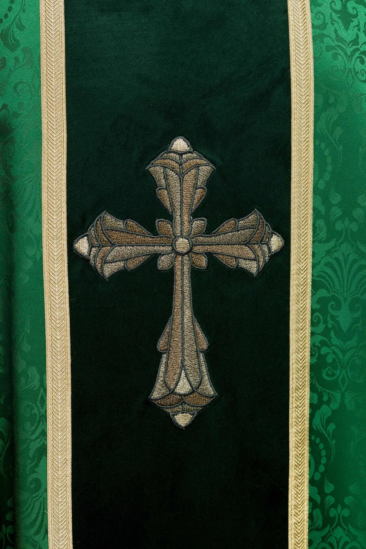 Casulla litúrgica verde con banda y cruz bordada en tela jacquard