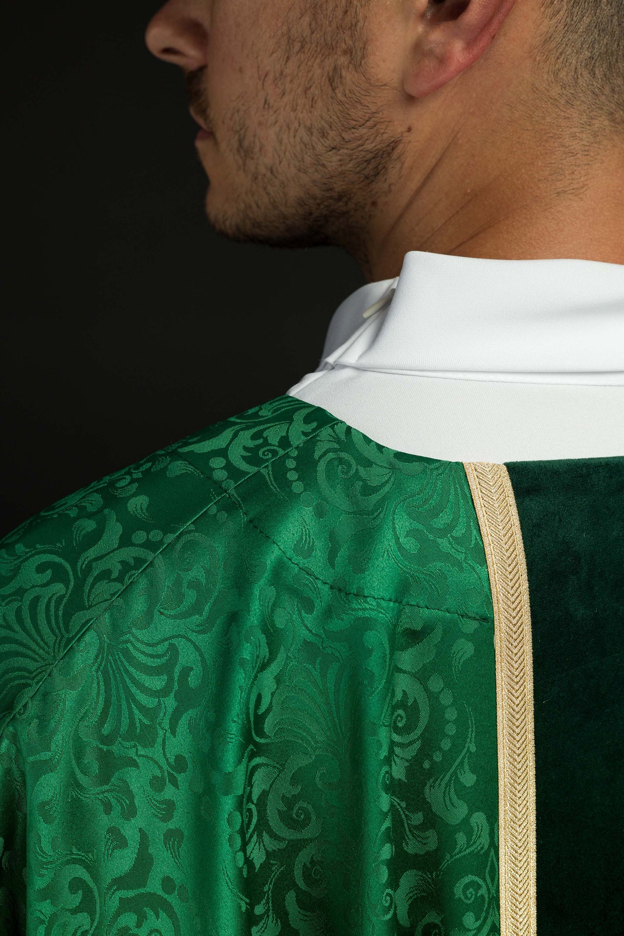 Ornat liturgiczny zielony z pasem i haftem krzyża na tkaninie żakardowej - ORNATY.PL