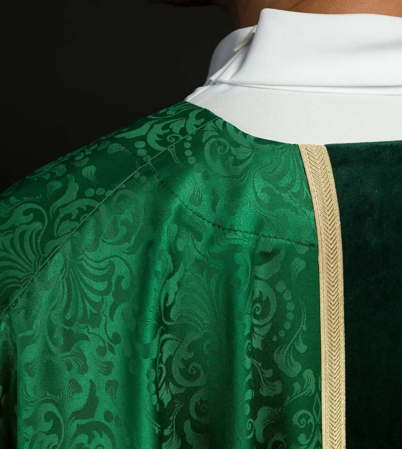 Casulla litúrgica verde con banda y cruz bordada en tela jacquard