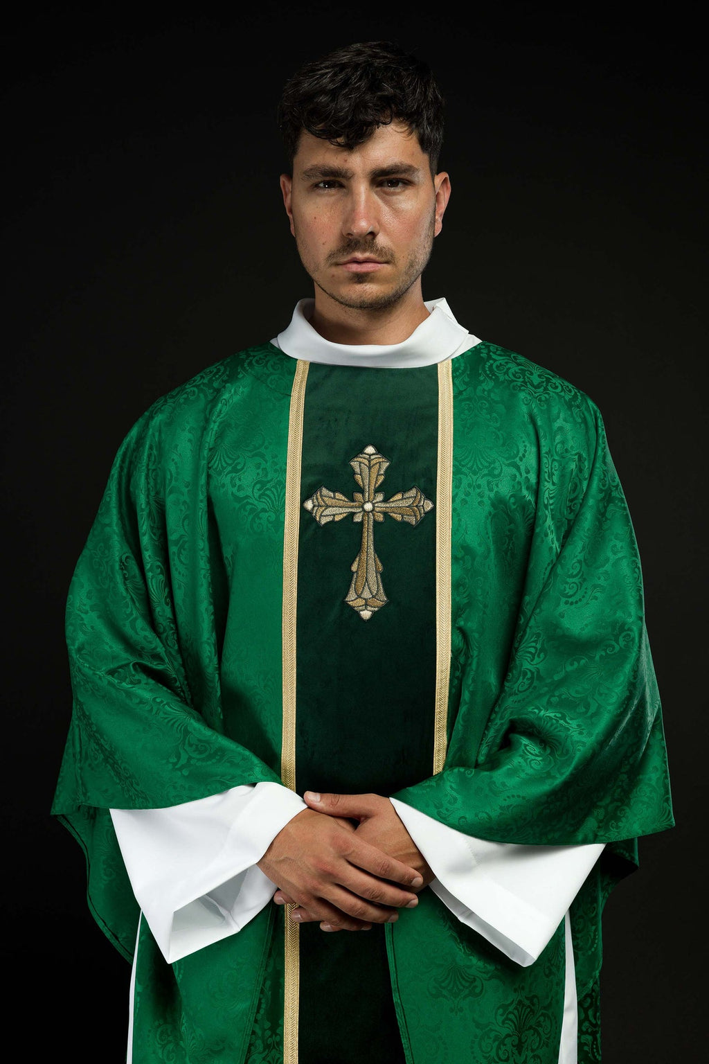 Ornat liturgiczny zielony z pasem i haftem krzyża na tkaninie żakardowej - ORNATY.PL