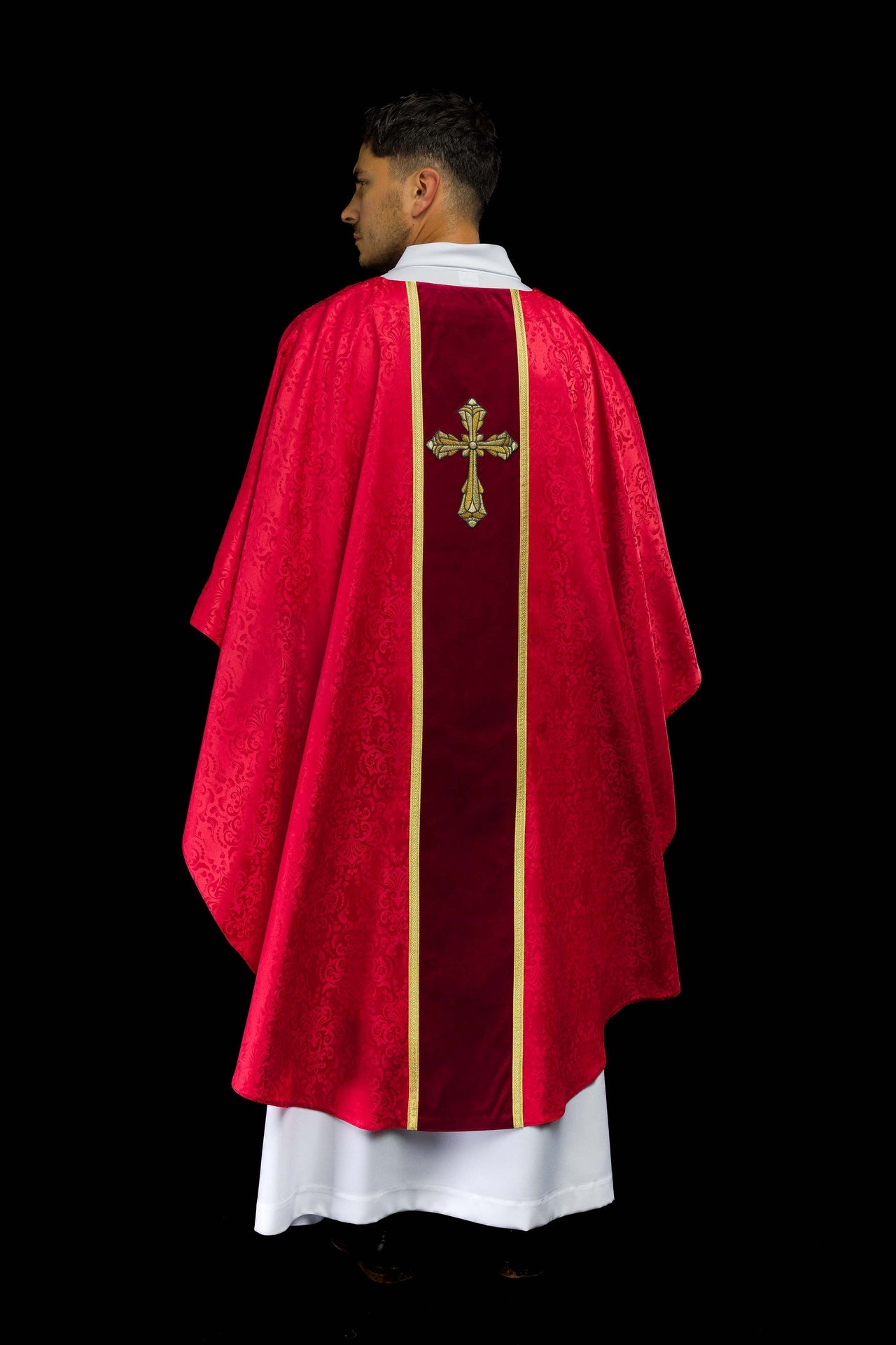 Ornat liturgiczny czerwony z pasem i haftem krzyża na tkaninie żakardowej - ORNATY.PL