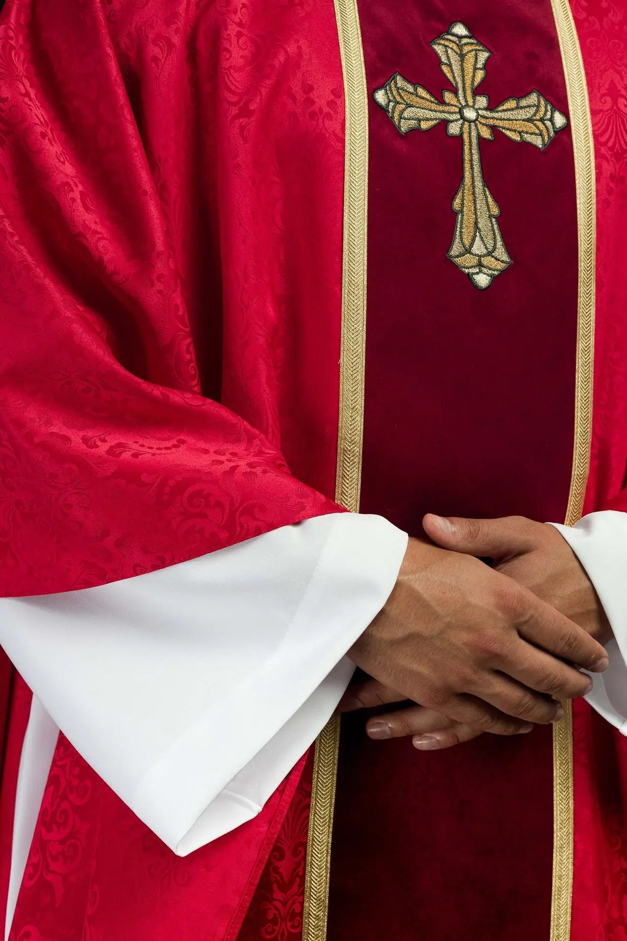 Casulla litúrgica roja con banda y cruz bordada en tela jacquard