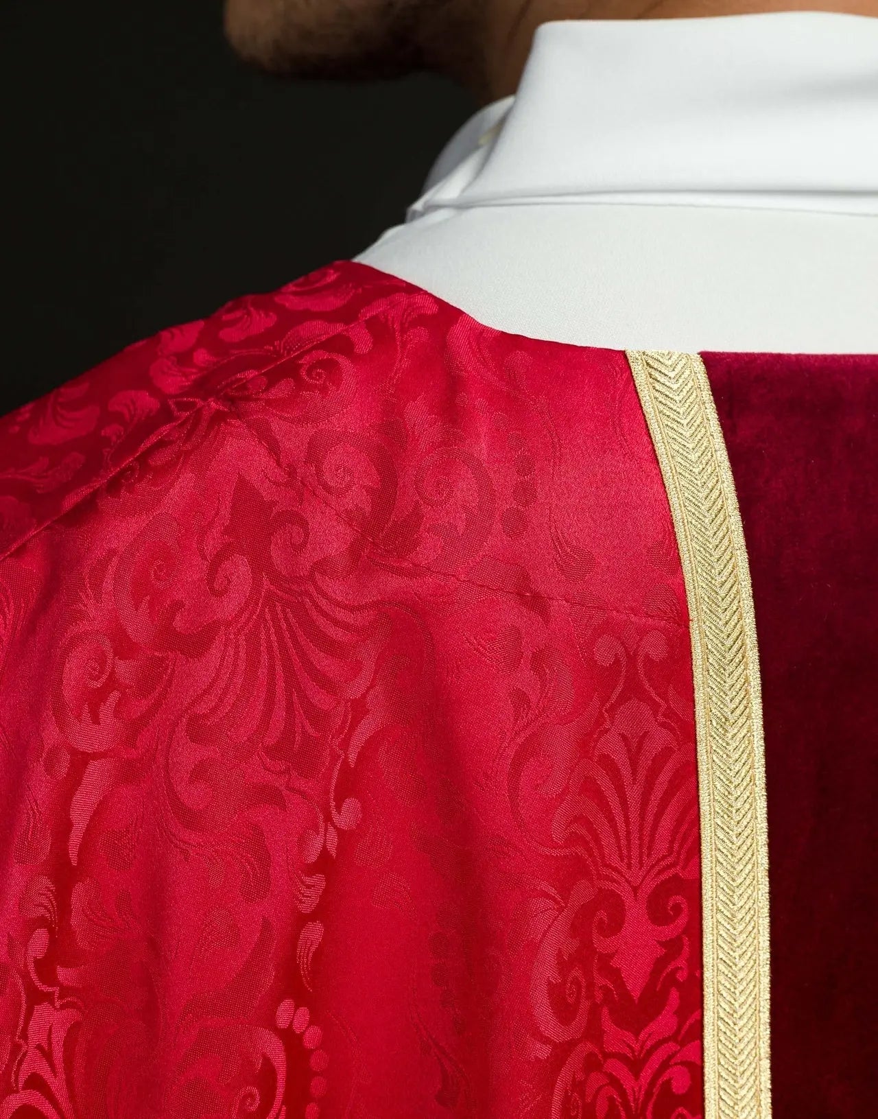 Casulla litúrgica roja con banda y cruz bordada en tela jacquard