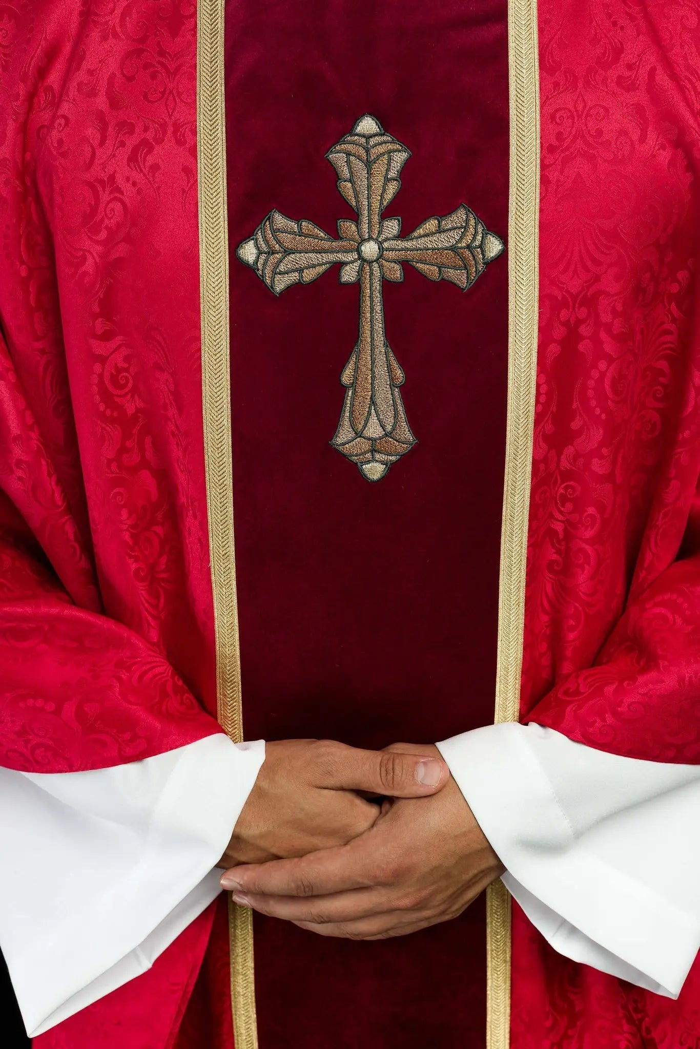 Casulla litúrgica roja con banda y cruz bordada en tela jacquard