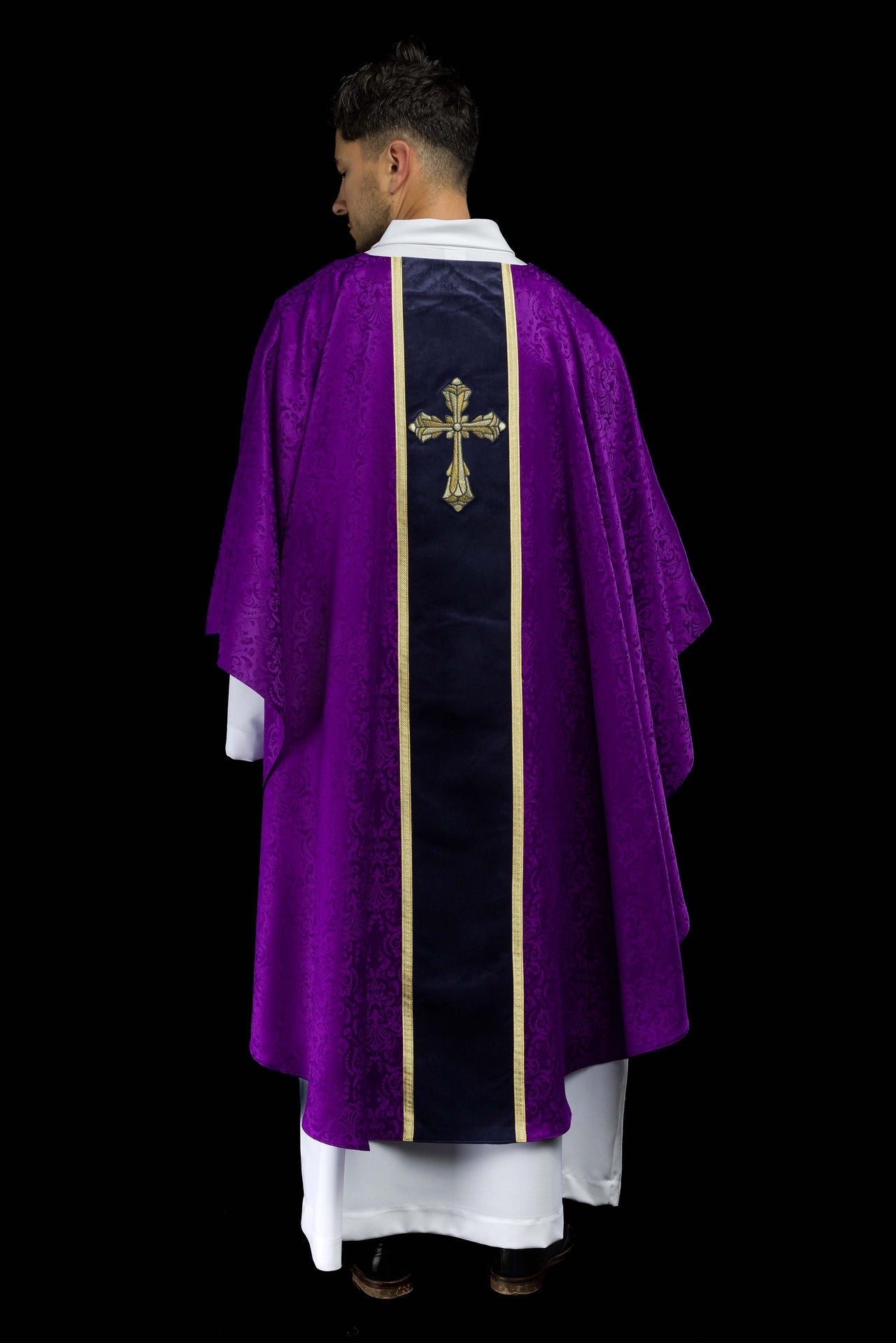 Ornat liturgiczny fioletowy z pasem i haftem krzyża na tkaninie żakardowej - ORNATY.PL