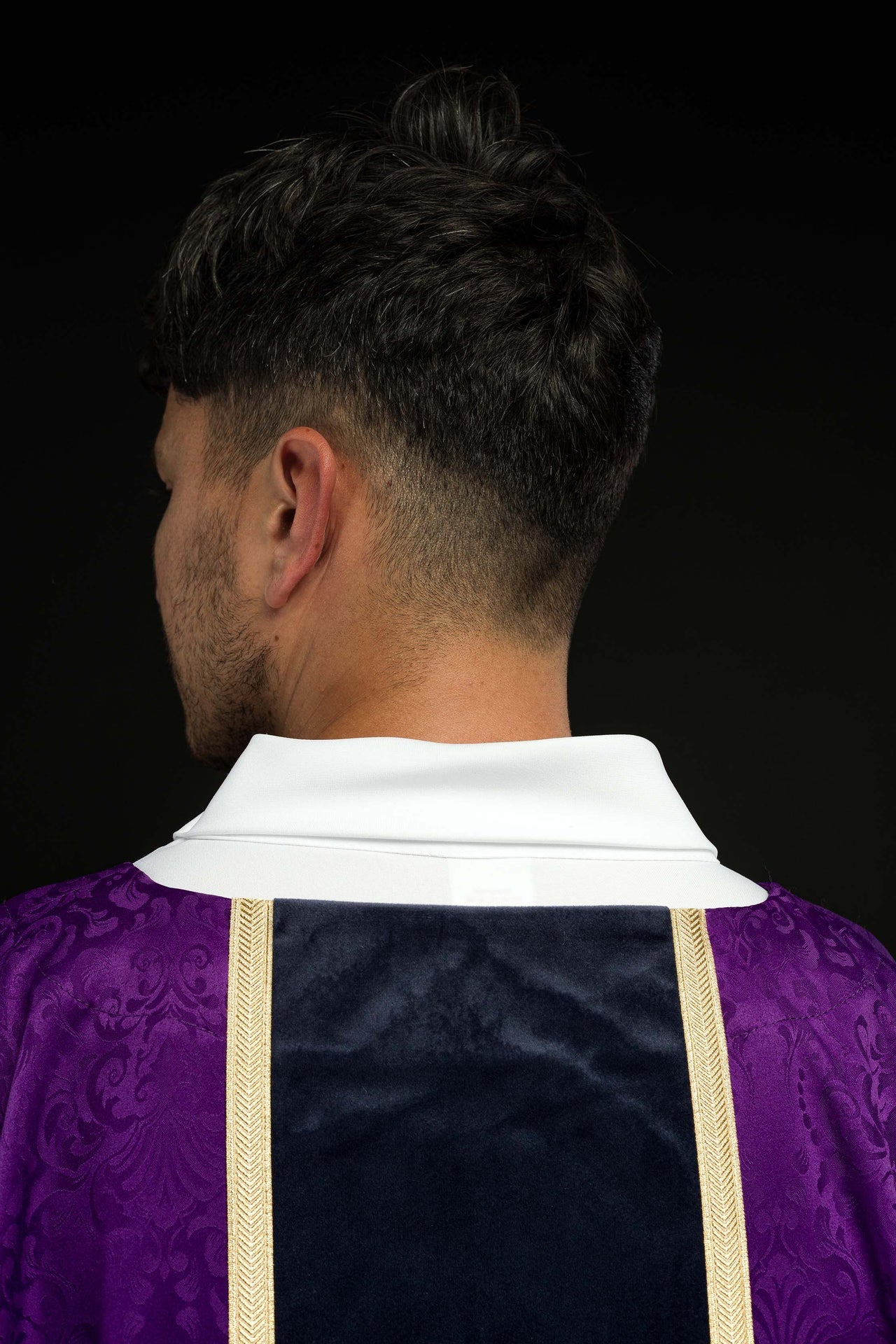 Ornat liturgiczny fioletowy z pasem i haftem krzyża na tkaninie żakardowej - ORNATY.PL