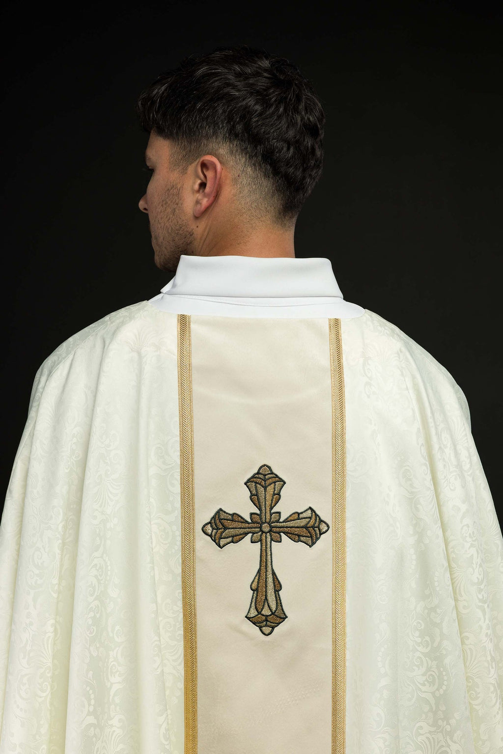 Ornat liturgiczny ecru z pasem i haftem krzyża na tkaninie żakardowej - ORNATY.PL