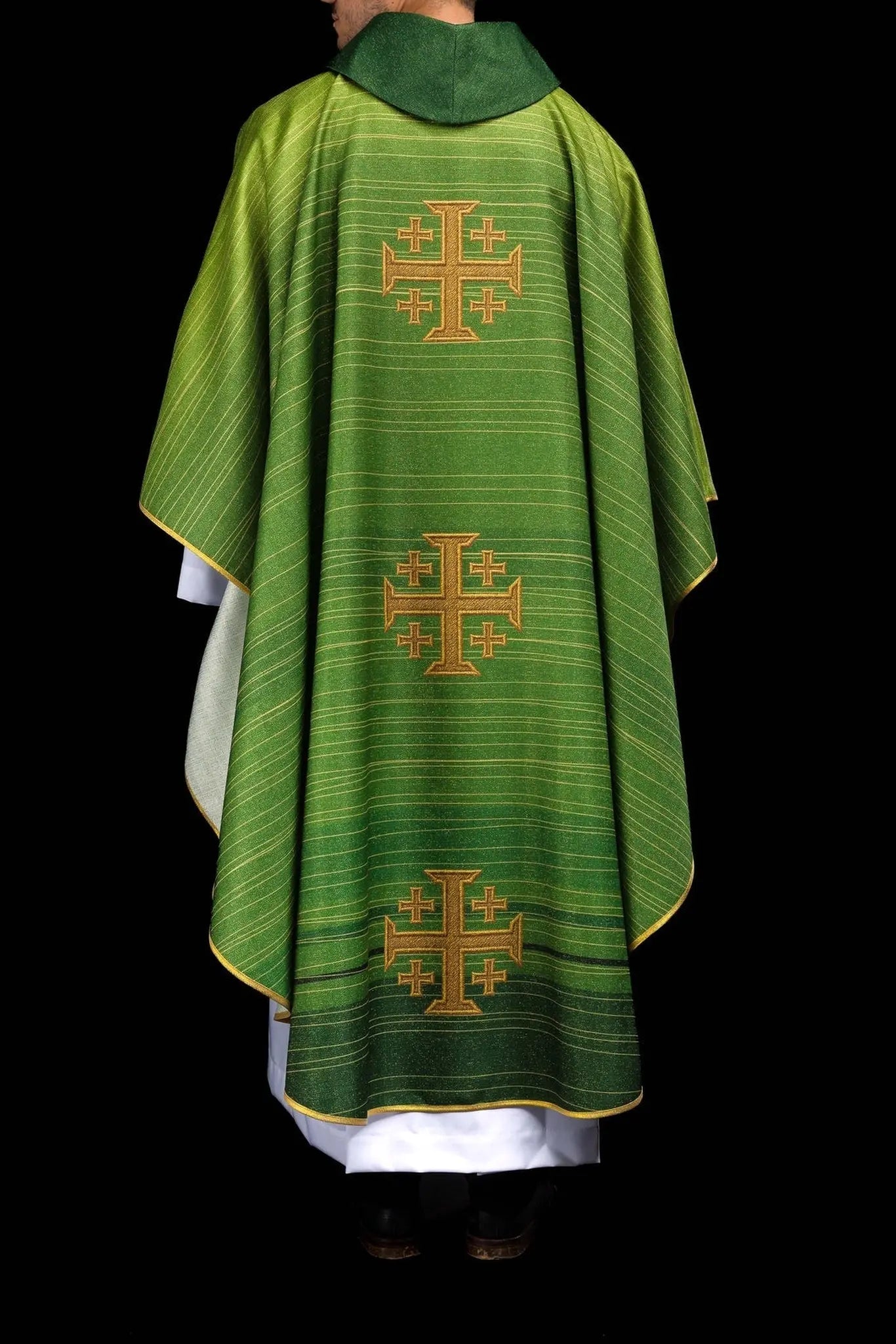 Casulla verde estampada con la Cruz de Jerusalén