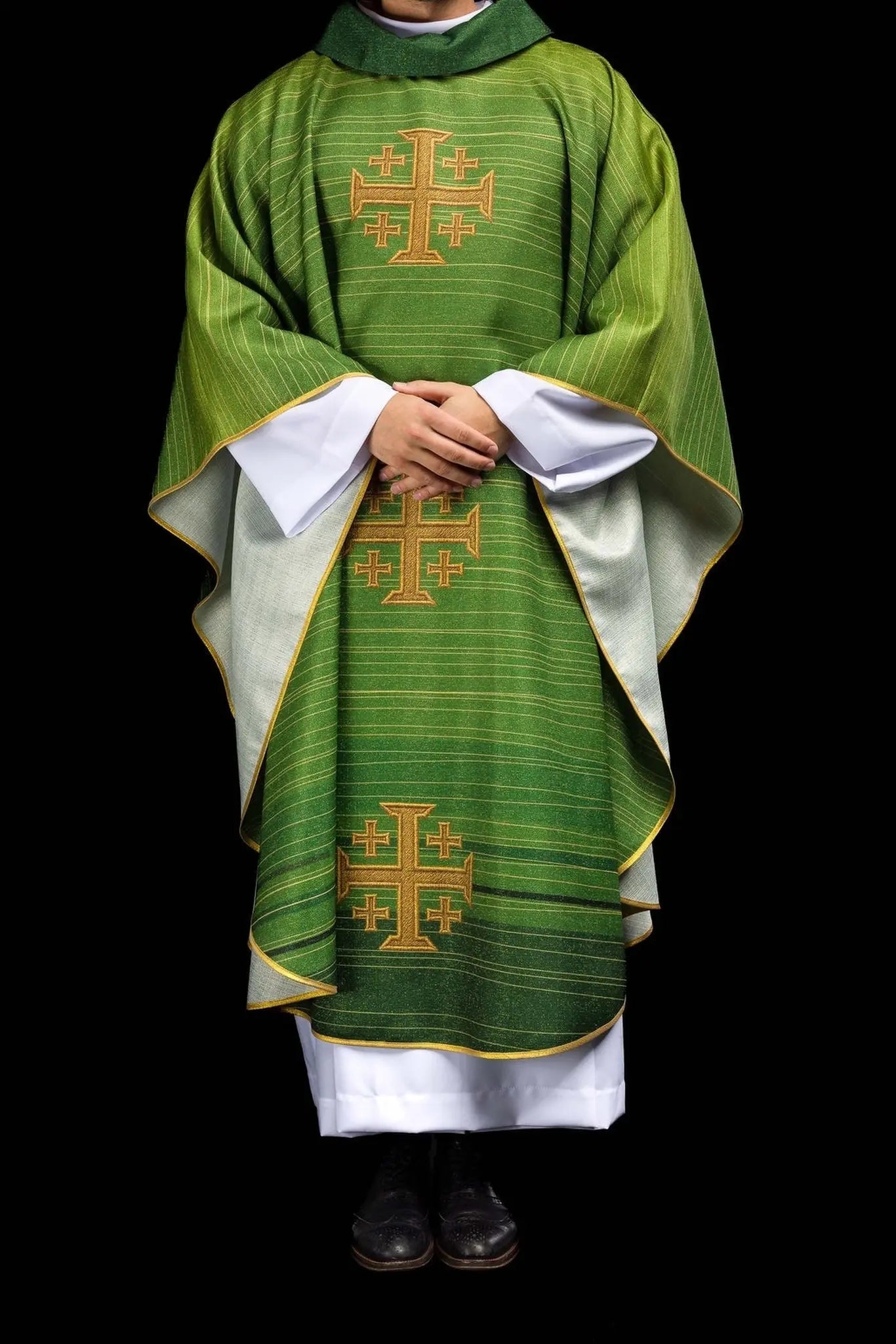 Casulla verde estampada con la Cruz de Jerusalén