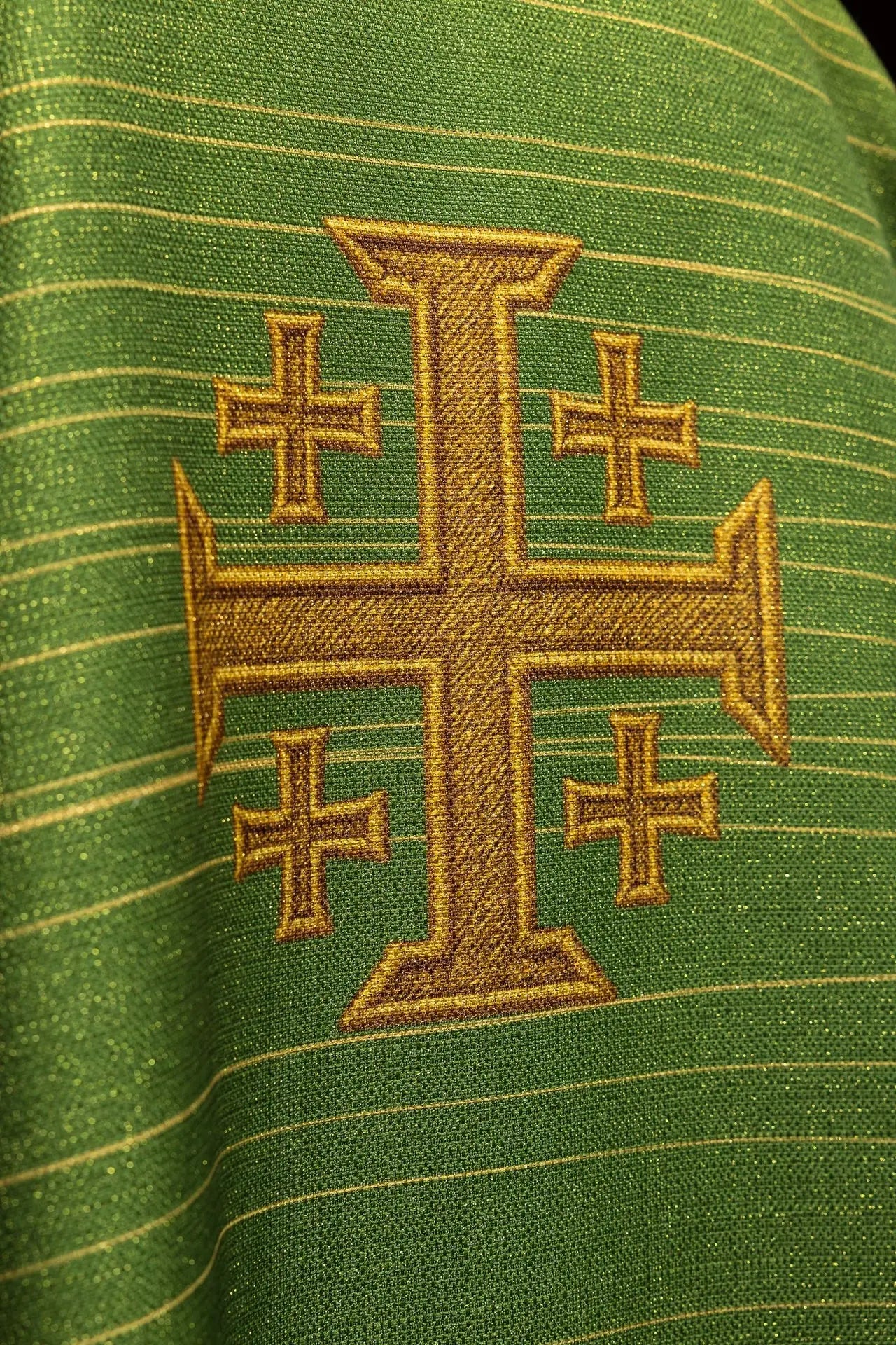 Casulla verde estampada con la Cruz de Jerusalén