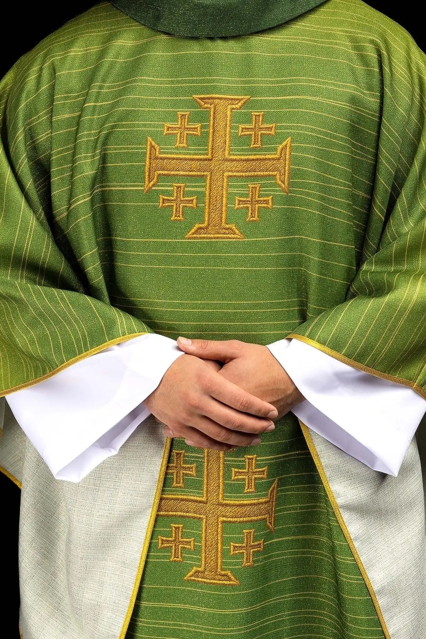Casulla verde estampada con la Cruz de Jerusalén