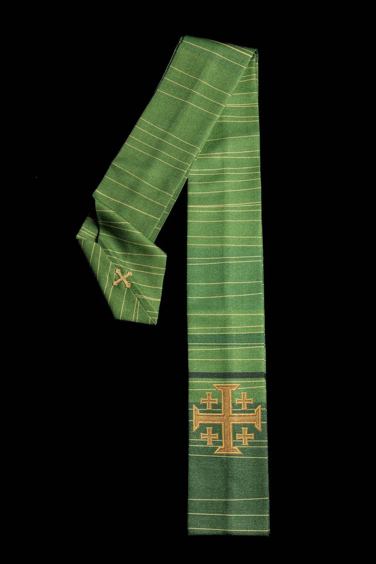 Casulla verde estampada con la Cruz de Jerusalén