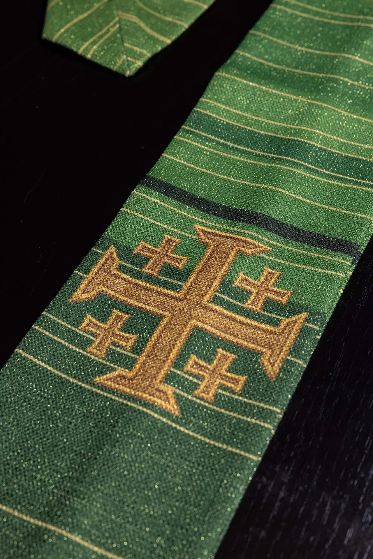 Casulla verde estampada con la Cruz de Jerusalén