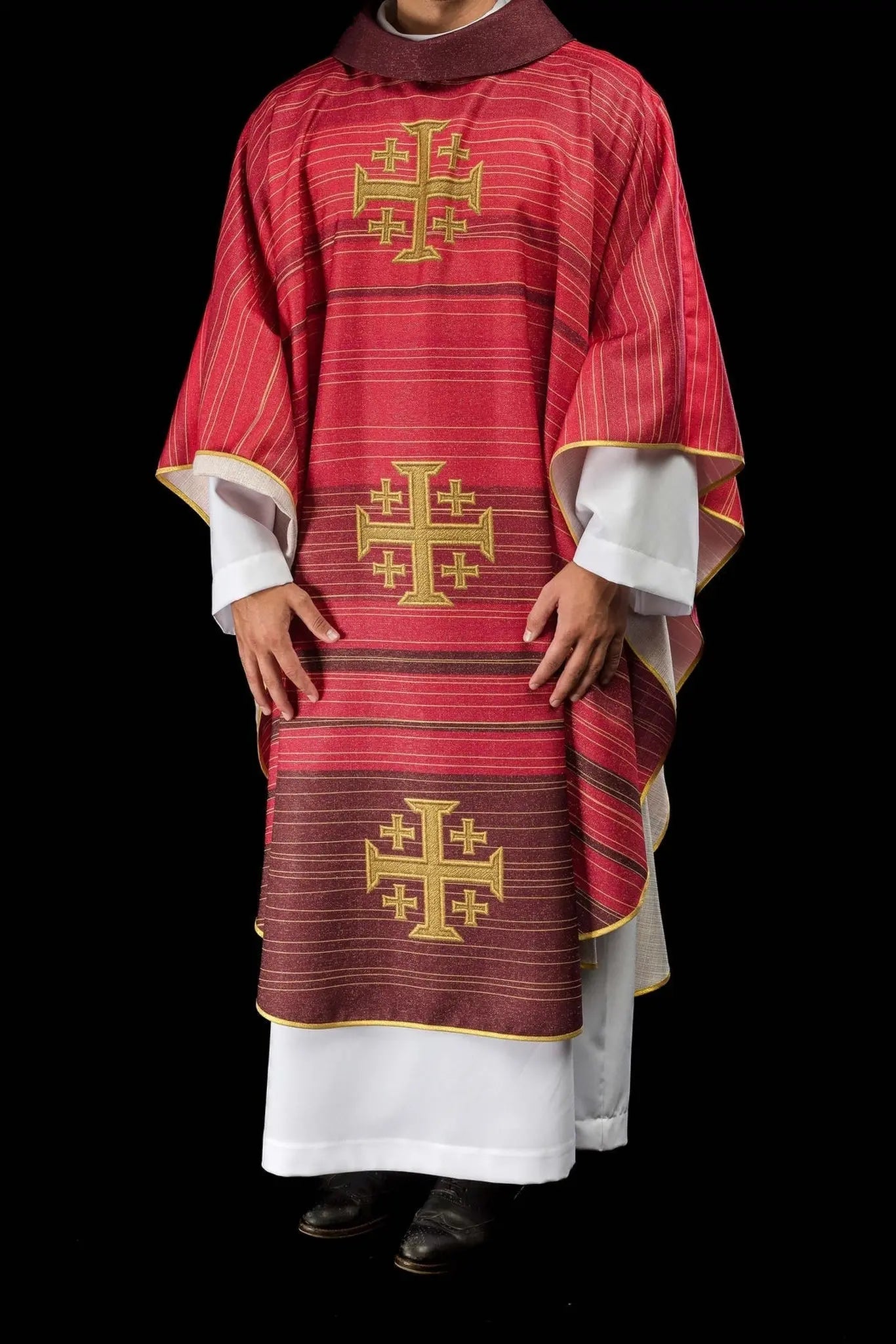 Casulla impresa con Cruz de Jerusalén roja