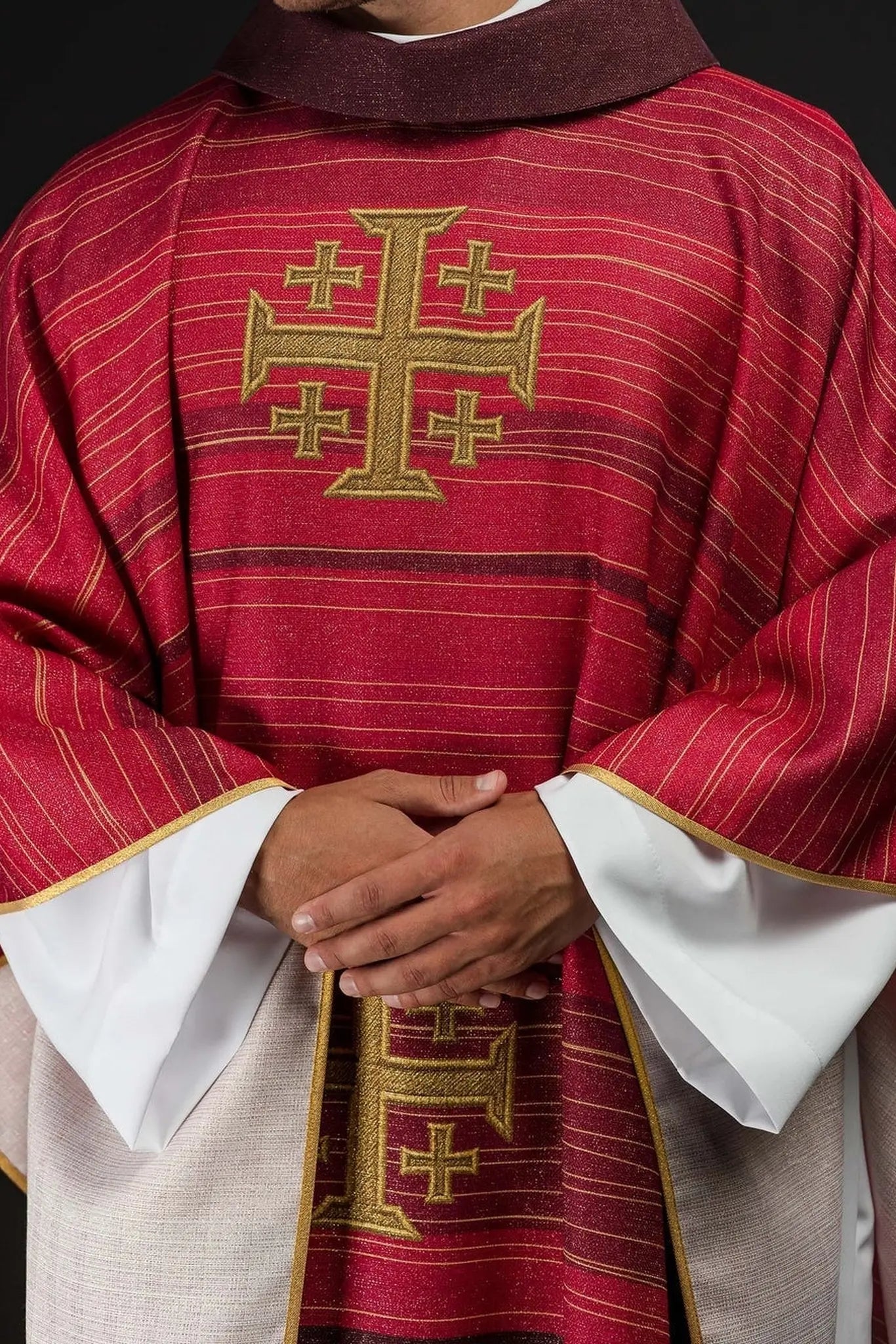 Casulla impresa con Cruz de Jerusalén roja