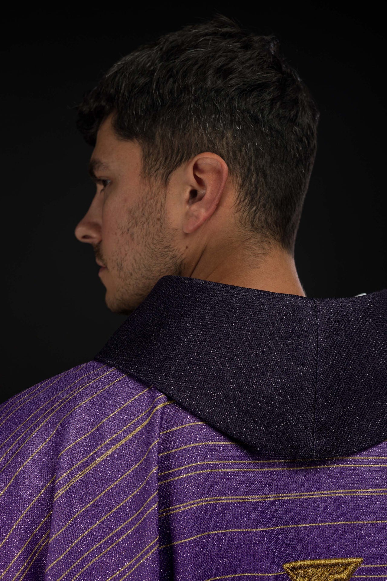 Ornato impreso con Cruz de Jerusalén morado