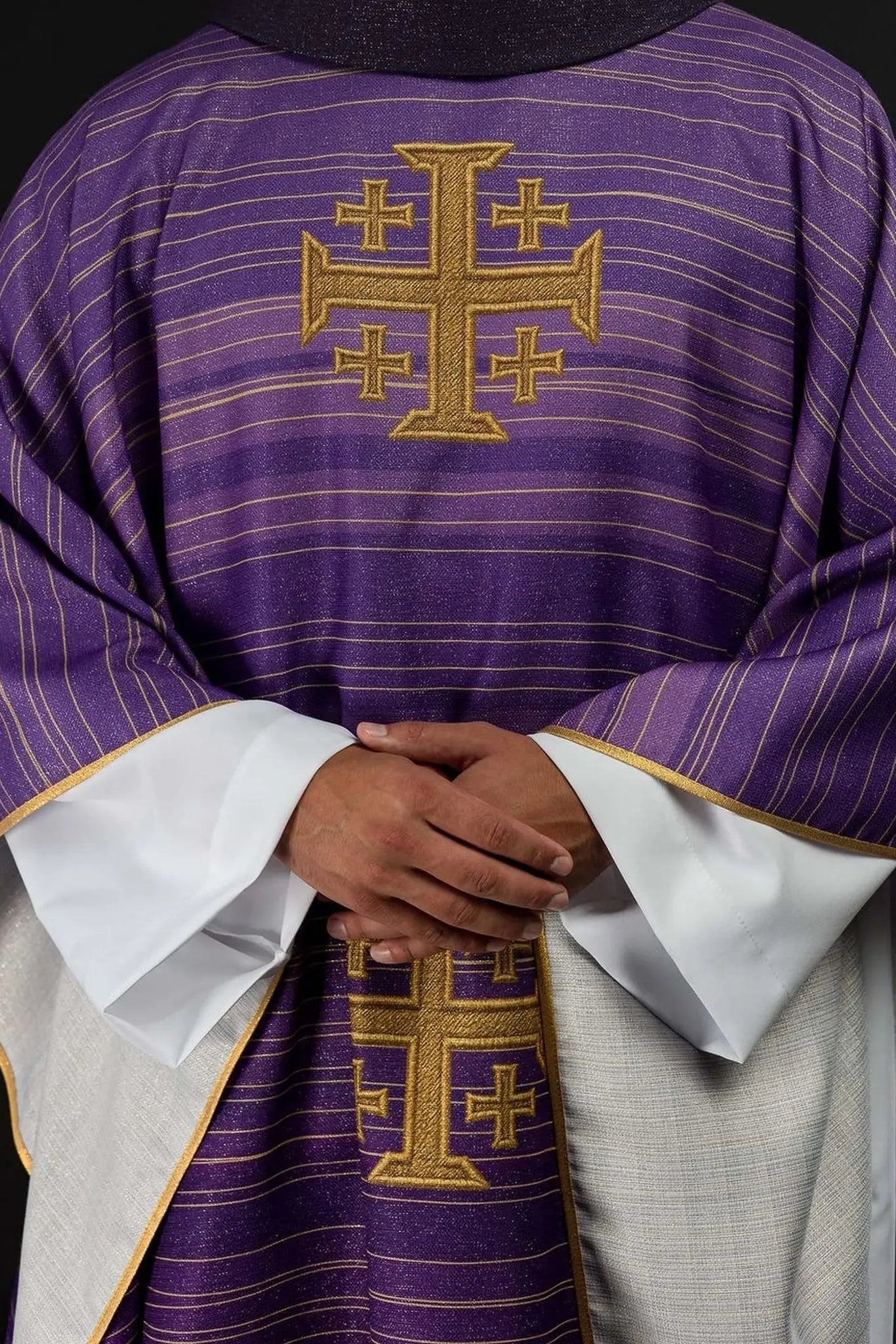 Casulla impresa con Cruz de Jerusalén púrpura
