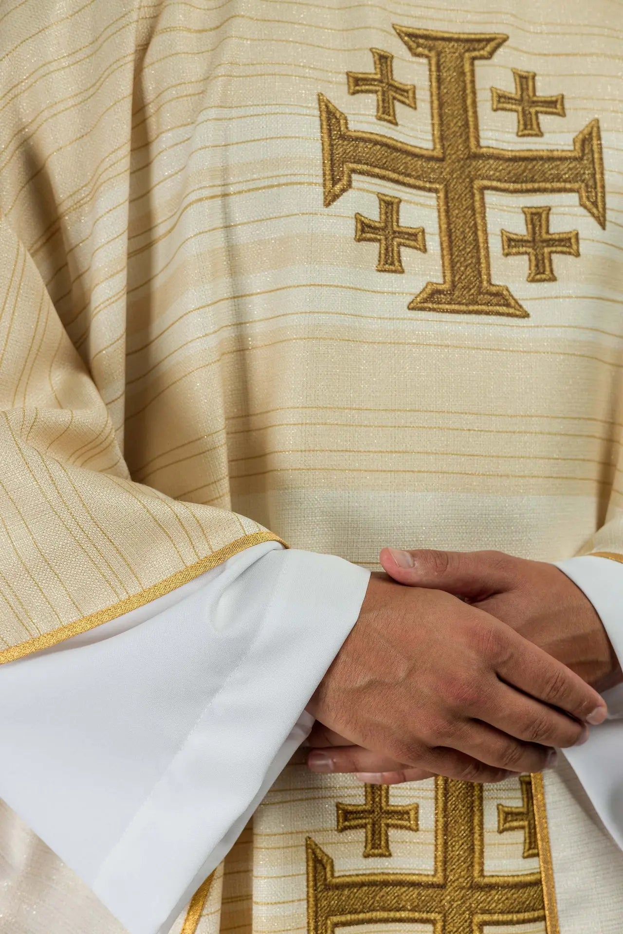 Casulla impresa con Cruz de Jerusalén color crudo