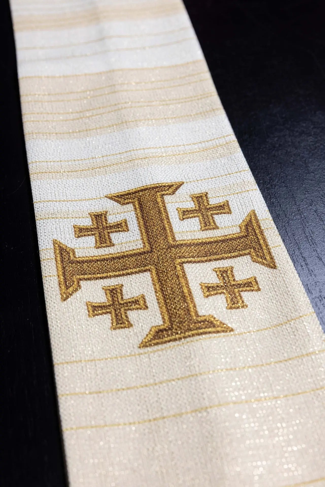 Casulla impresa con Cruz de Jerusalén color crudo