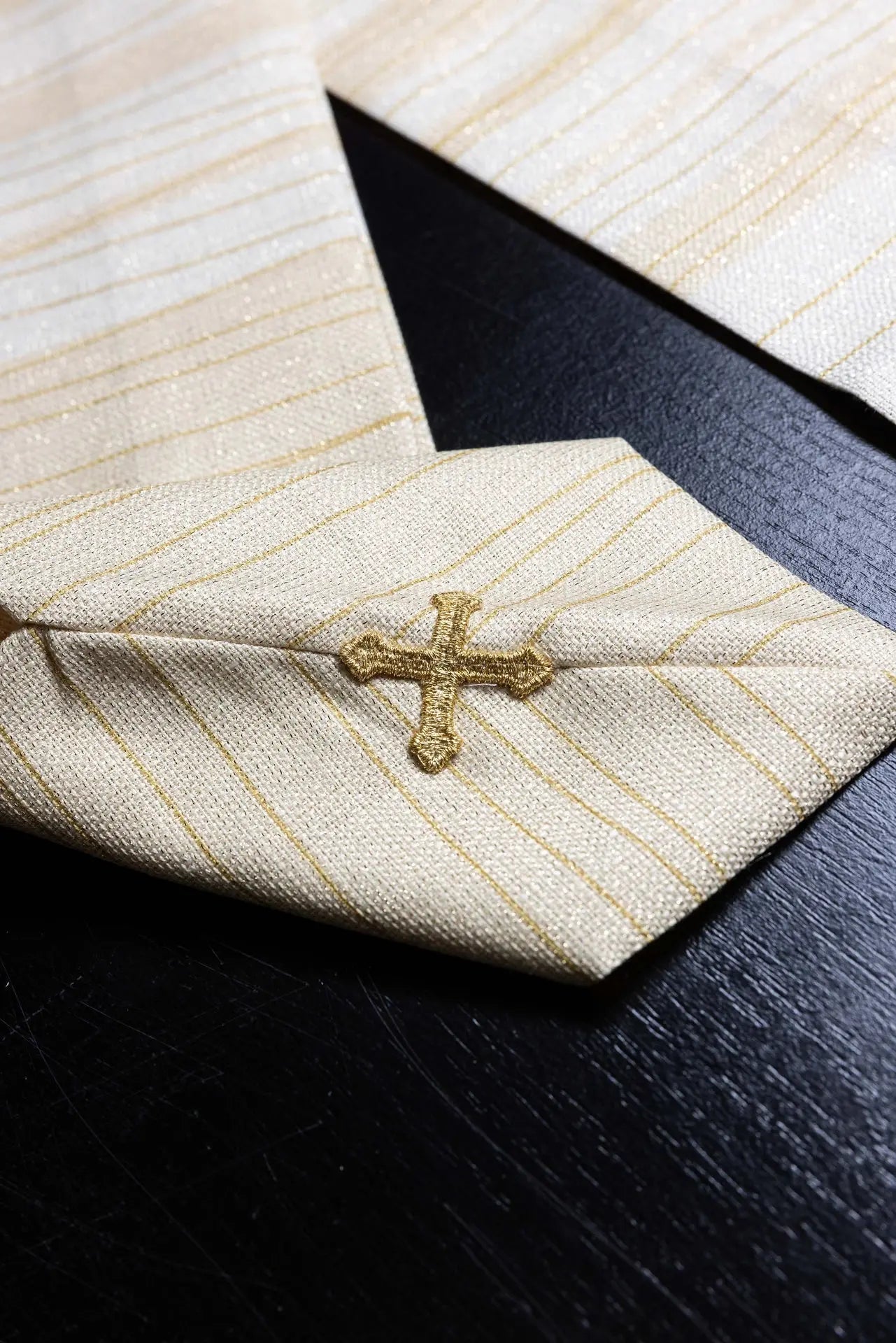 Casulla impresa con Cruz de Jerusalén color crudo