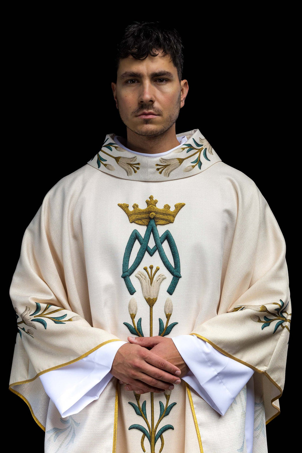 Ornato mariano impreso con patrón de lirios y monograma ecru