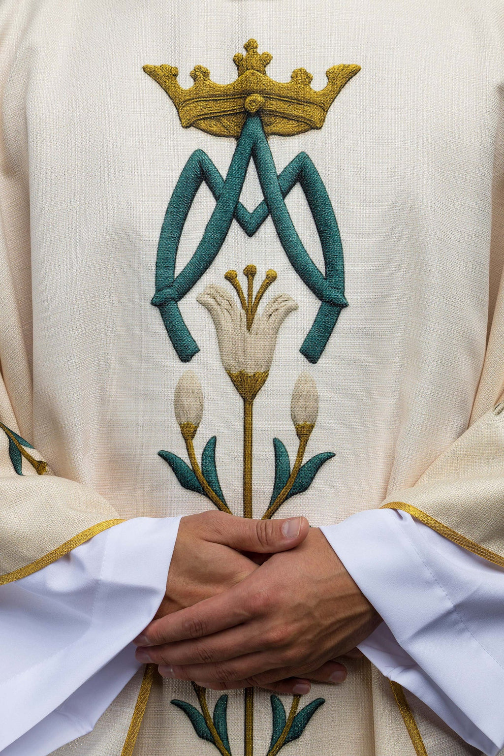 Ornato mariano impreso con patrón de lirios y monograma ecru