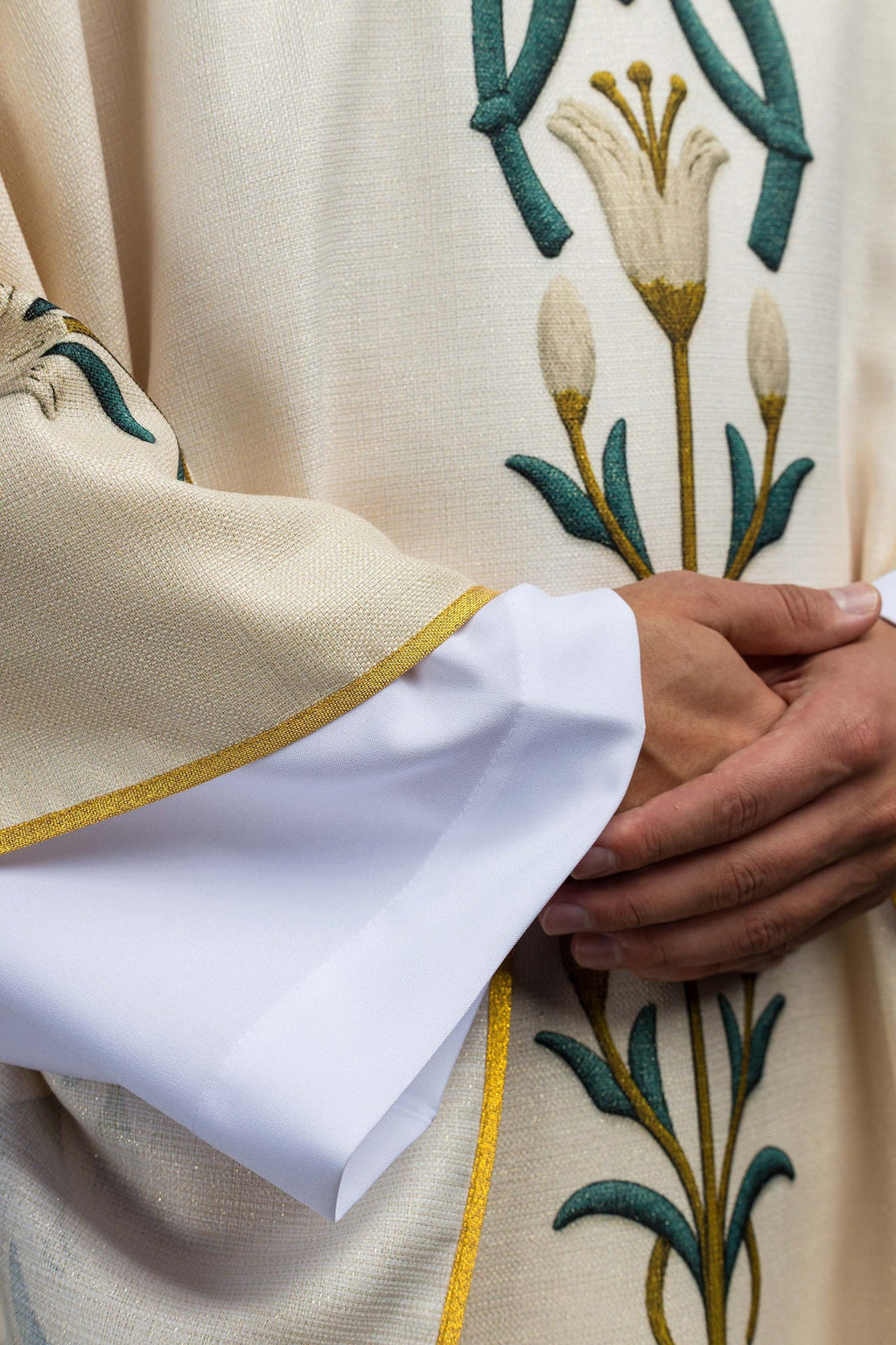 Ornato mariano impreso con patrón de lirios y monograma ecru