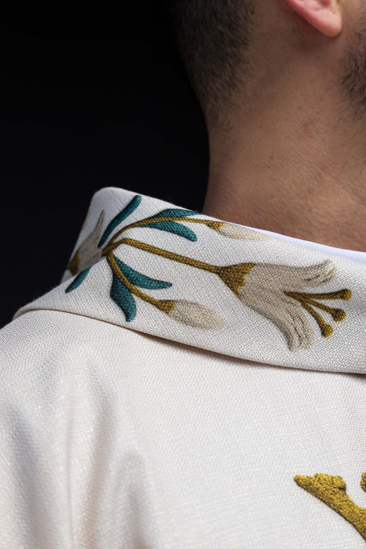 Ornato mariano impreso con patrón de lirios y monograma ecru