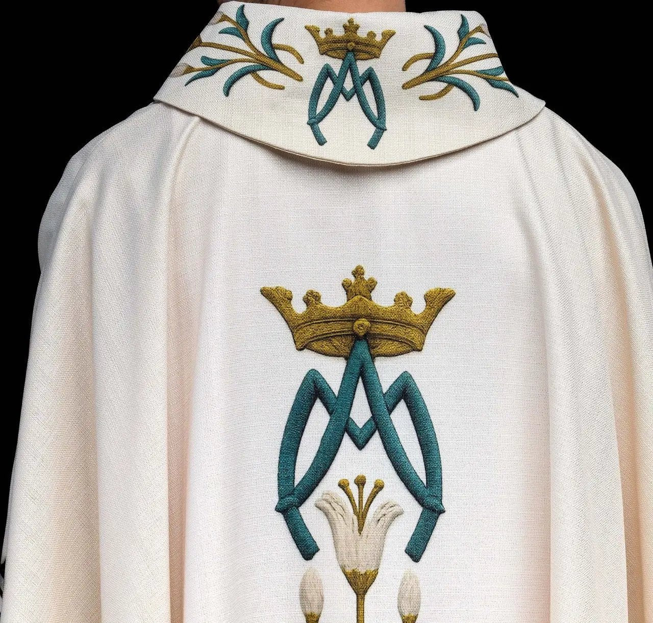 Casulla impresa mariana con patrón de lirios y monograma color crudo