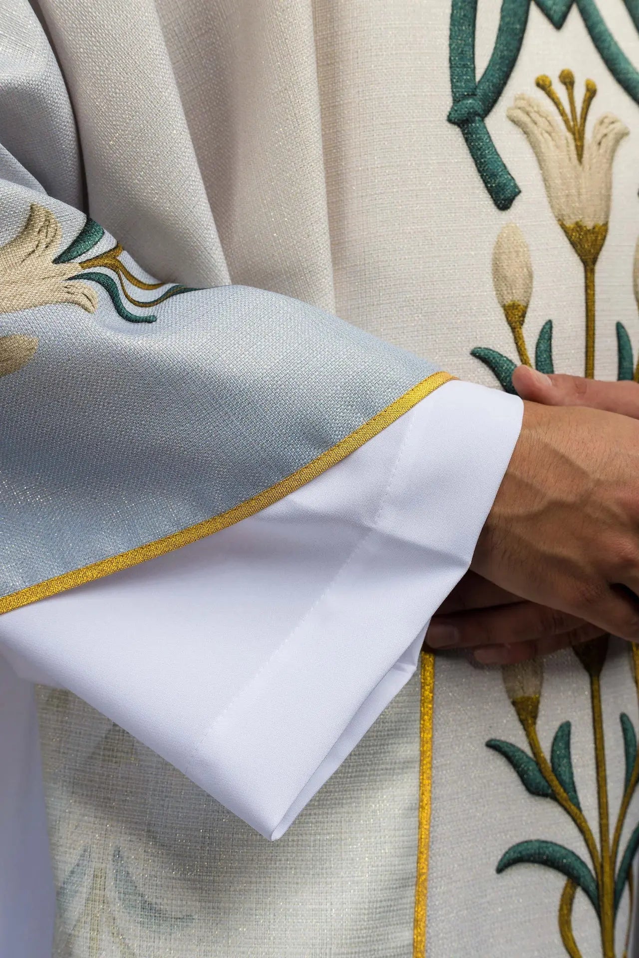 Casulla impresa mariana con patrón de lirios y monograma azul–crudo