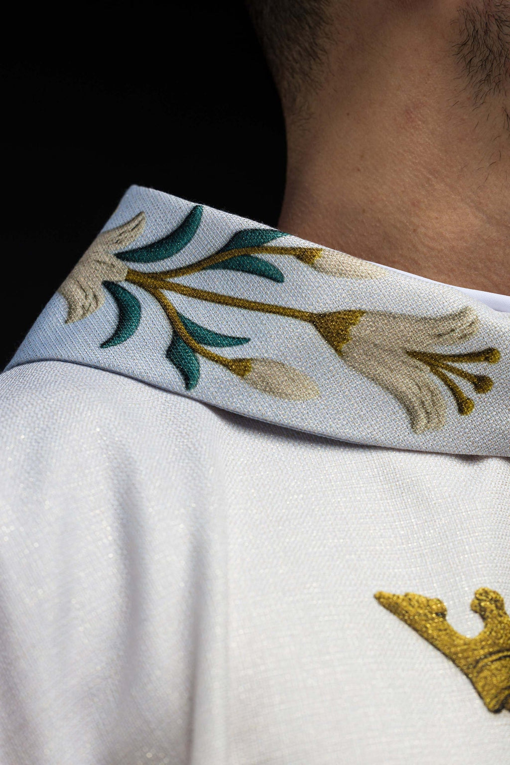 Ornat Maryjny drukowany ze wzorem lilii i monogramem niebiesko-ecru - ORNATY.PL