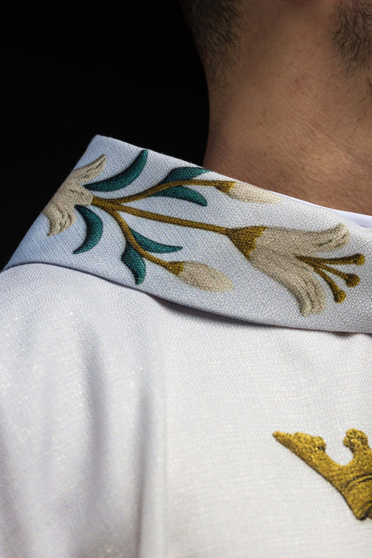 Ornato mariano impreso con patrón de lirios y monograma azul ecru