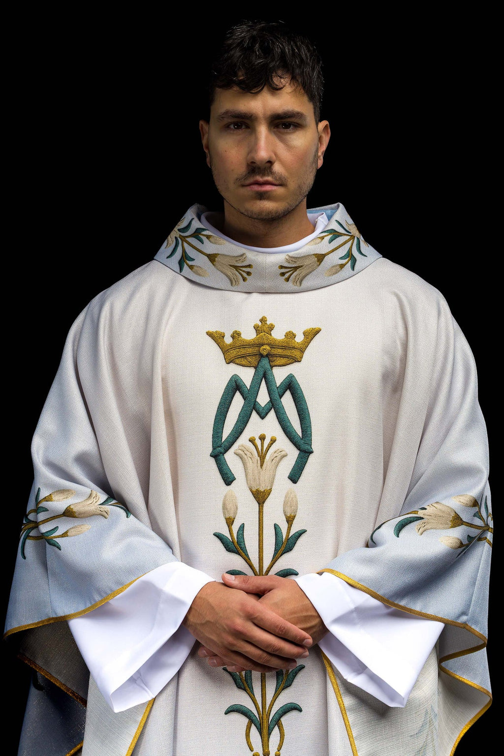 Ornato mariano impreso con patrón de lirios y monograma azul ecru