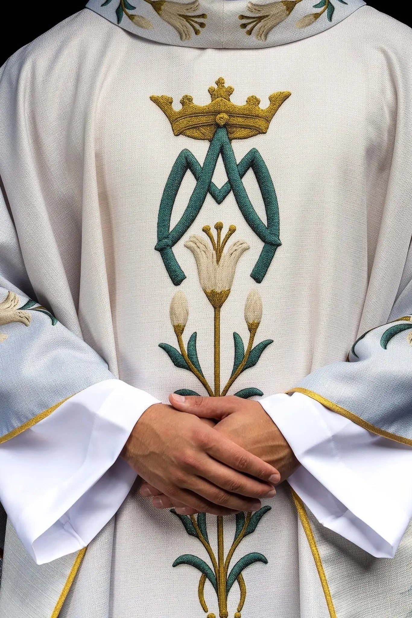Casulla impresa mariana con patrón de lirios y monograma azul–crudo