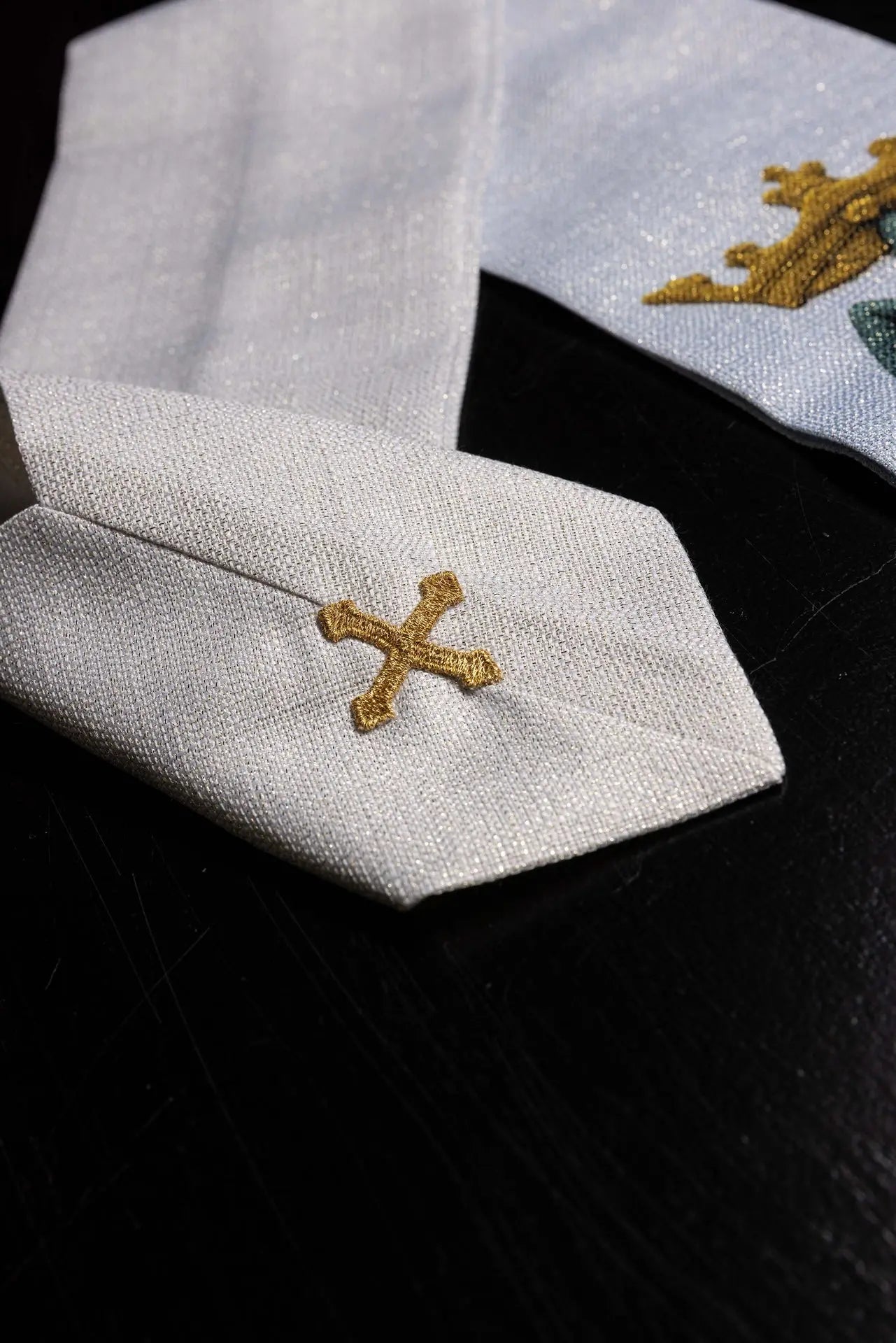 Casulla impresa mariana con patrón de lirios y monograma azul–crudo