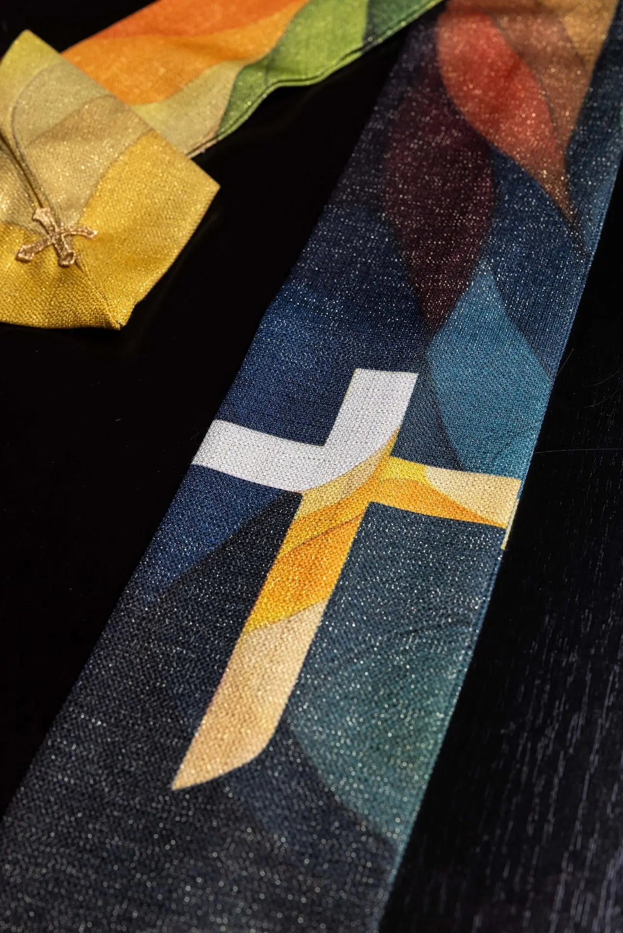 Casulla estampada multicolor con motivo de cruz