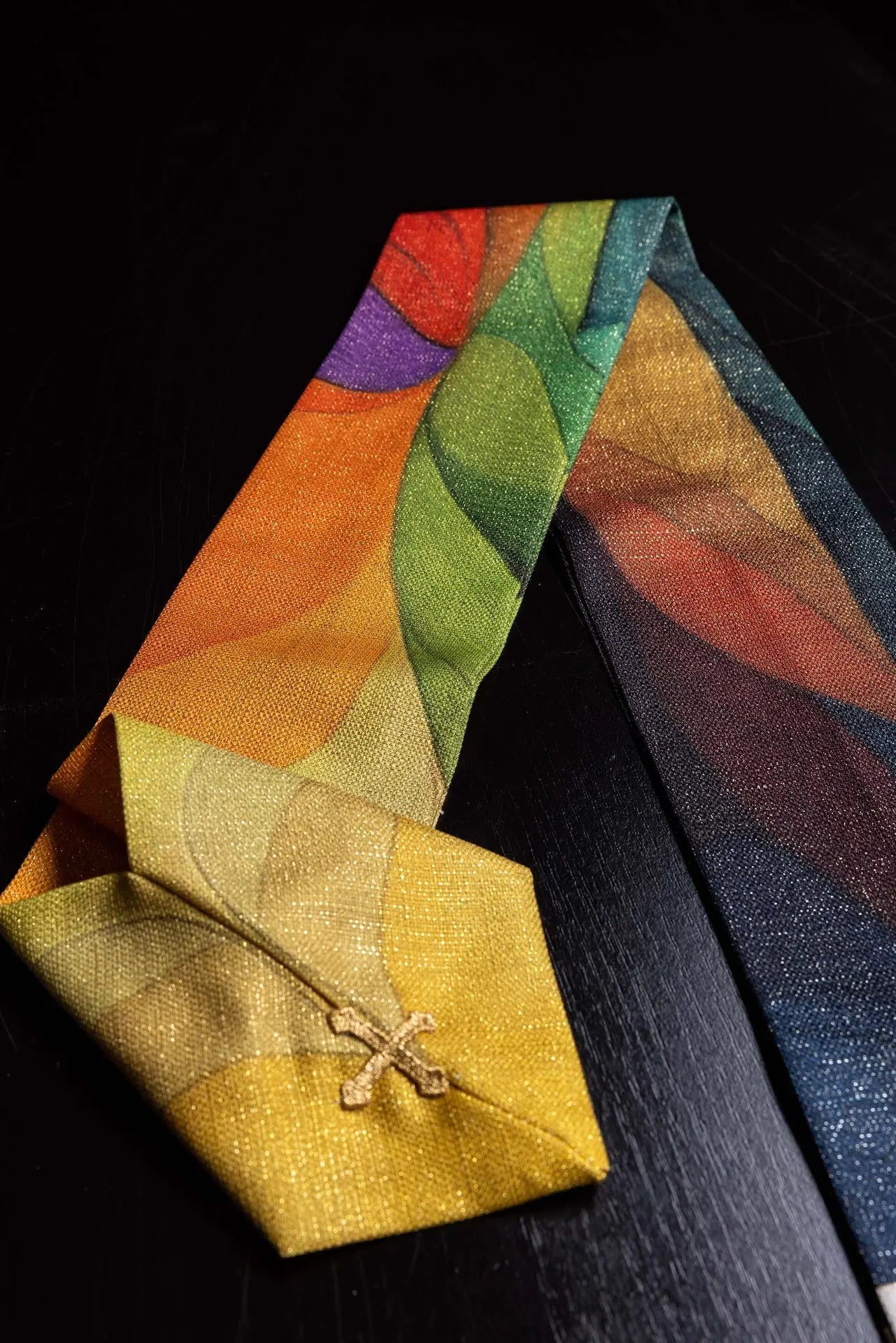 Casulla estampada multicolor con motivo de cruz